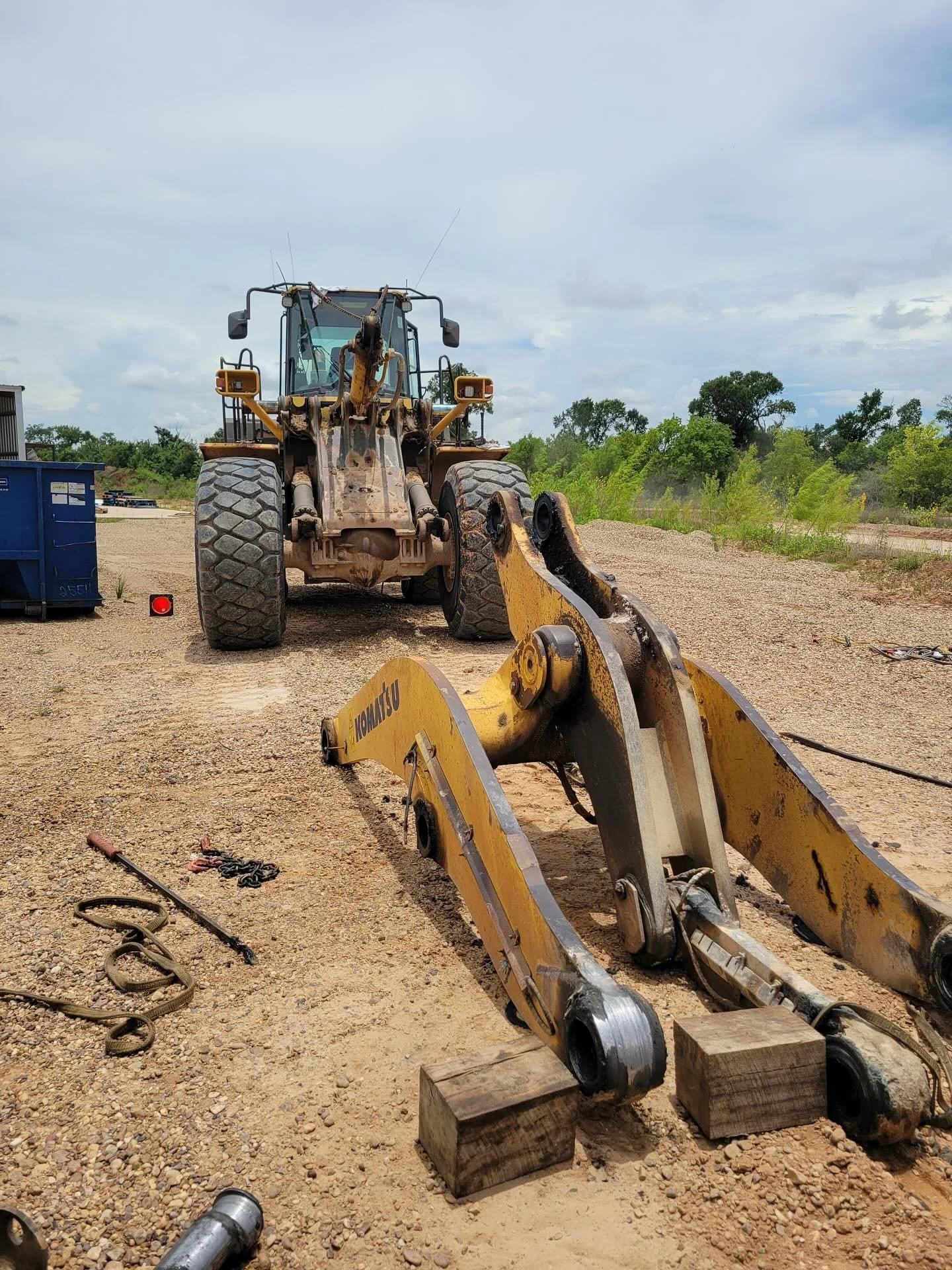 🔧 WA500 in for some major surgery!
Swapping out loader arms to keep this beast moving 💪
Heavy equipment repair is what we do best &mdash; on-site and done right.
#Komatsu #WA500 #HeavyEquipmentRepair #FieldService #LoaderLife #DieselMechanic #Equip