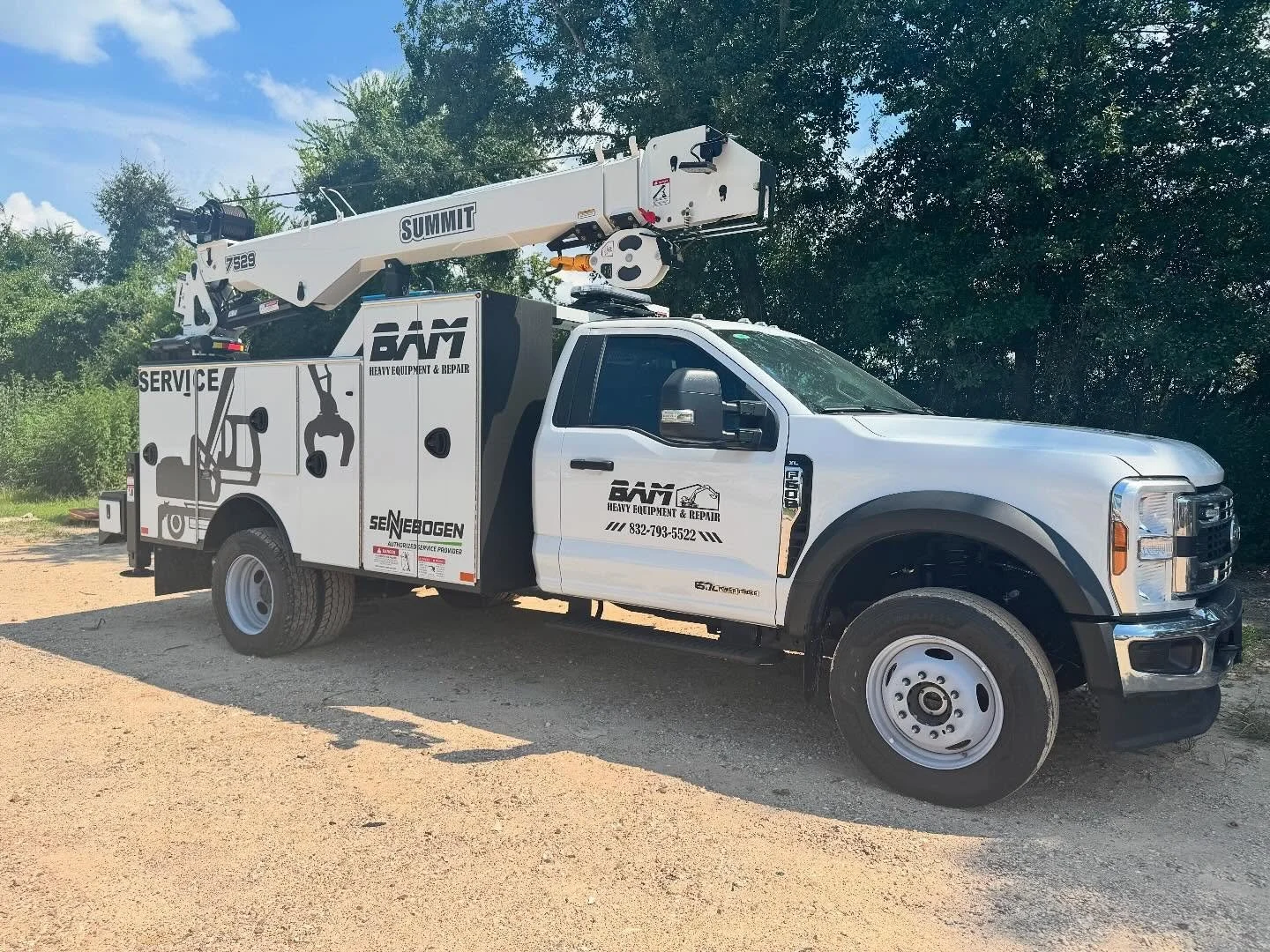 She&rsquo;s shiny, she&rsquo;s ready, and she&rsquo;s built for the job. #heavyequipment #summitbodies #heavyequipmentconroe #bamequipmentrepair #yellowfroggraphics #newtruck