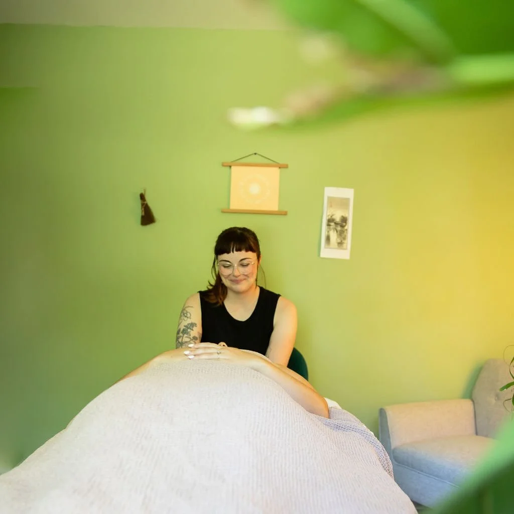 I can&rsquo;t fix you 🧨
&bull;
&bull;
&bull;
here&rsquo;s what I can do. I can deeply listen, I can walk with you, I can follow your body and be present with what emerges. 
yes, I love when pain magically disappears. and the real magic happens when 