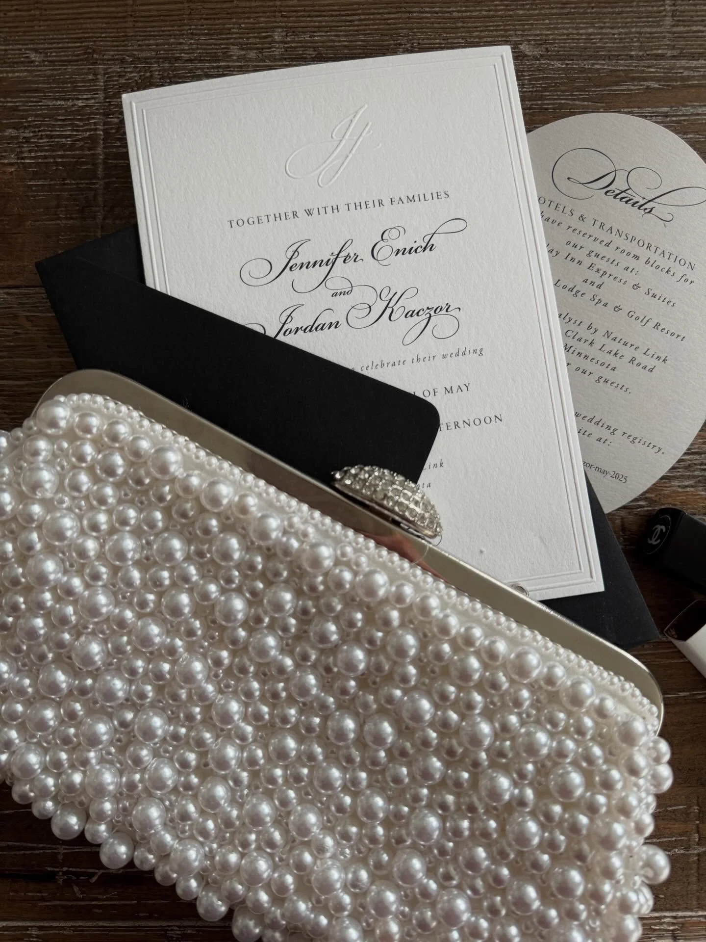 Think invitations don&rsquo;t set the tone?

Think again. 💎 

#weddingdetails #customweddinginvitations#monogramweddinginvitations #blacktiewedding #embossedweddinginvitations