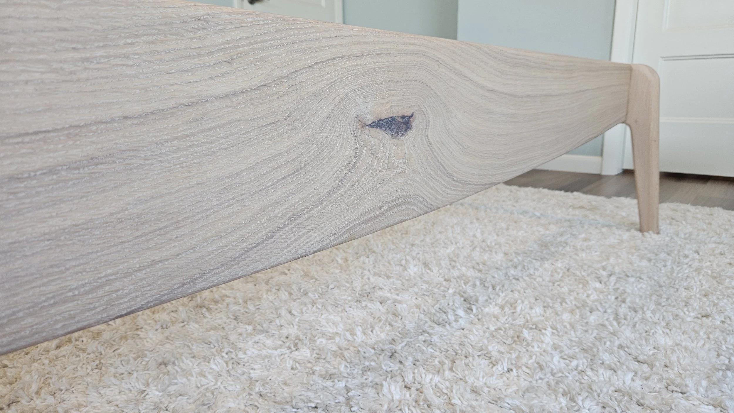 Unique grain pattern on footboard 