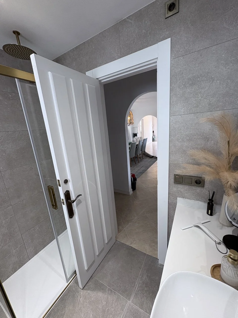 interior-villa-doors-painting-satin-white-torrenueva-superior-finishings-3.JPG