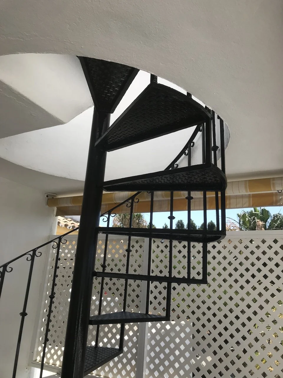 metalwork-painting-exterior-staircase-calahonda-superior-finishings-11.jpeg