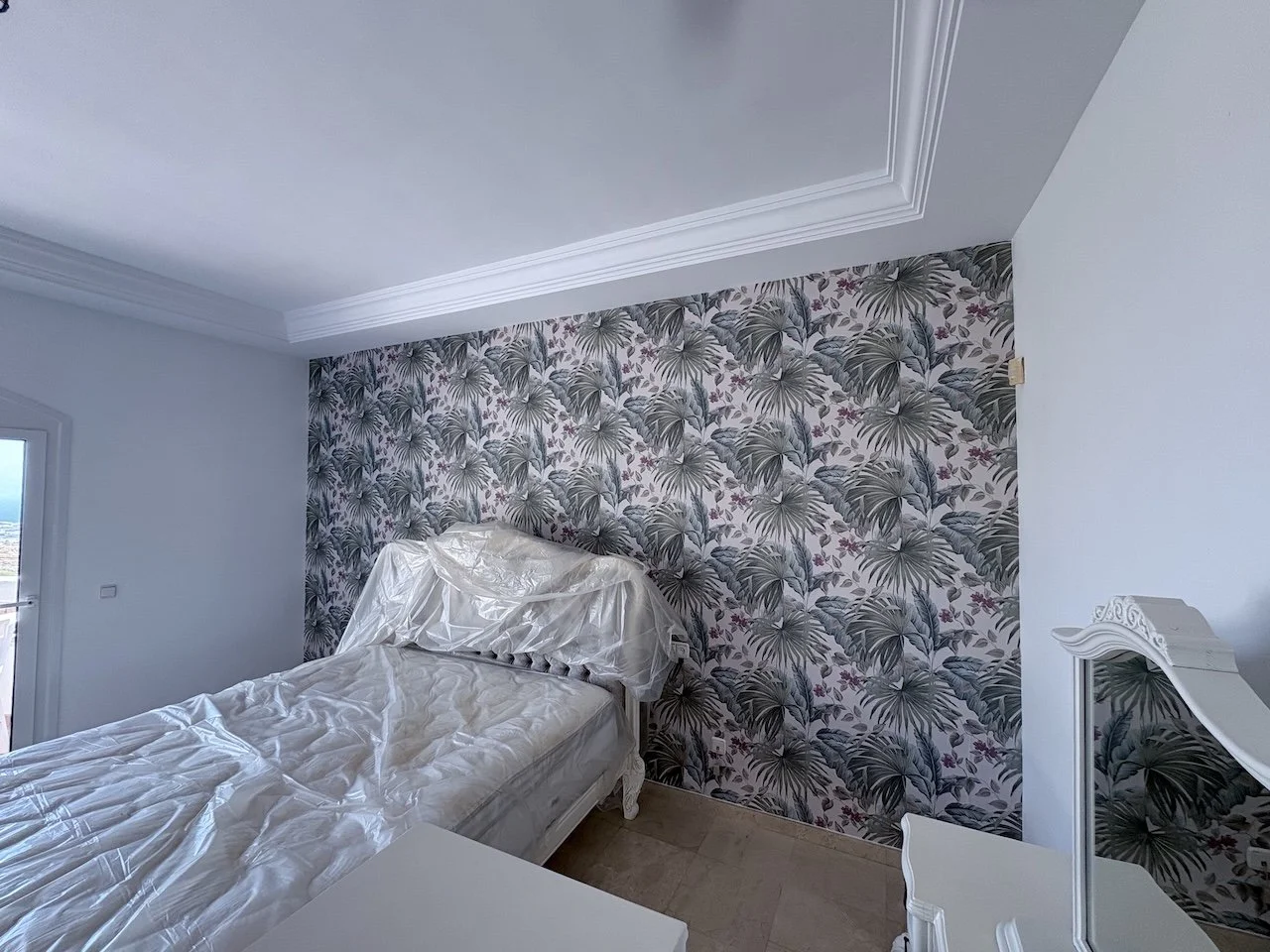 interior-wallpapering-wallpaper-hanger-mijas-superior-finishings-4.jpeg
