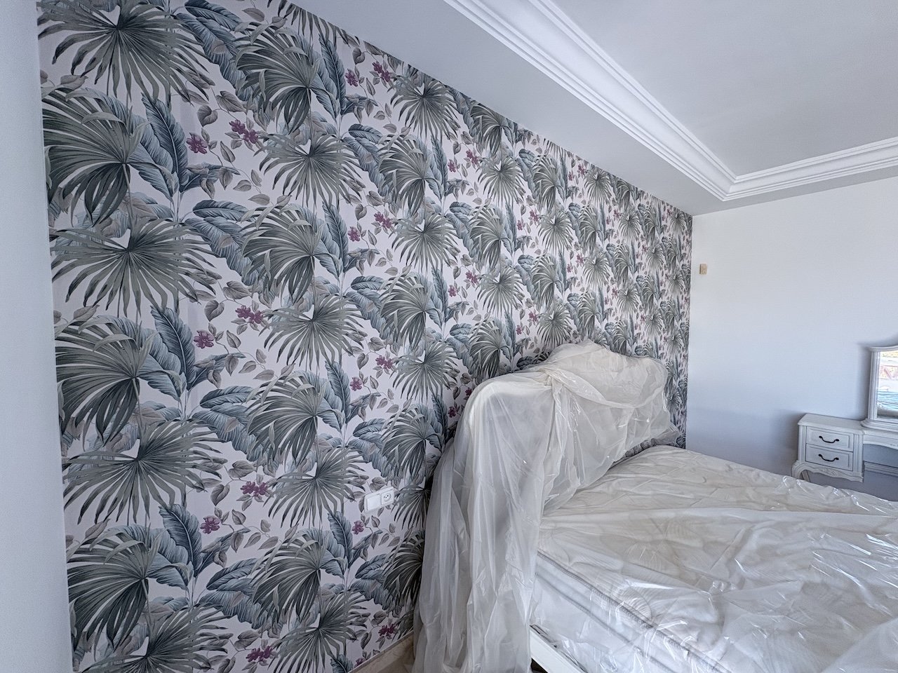 interior-wallpapering-wallpaper-hanger-mijas-superior-finishings-1.jpeg