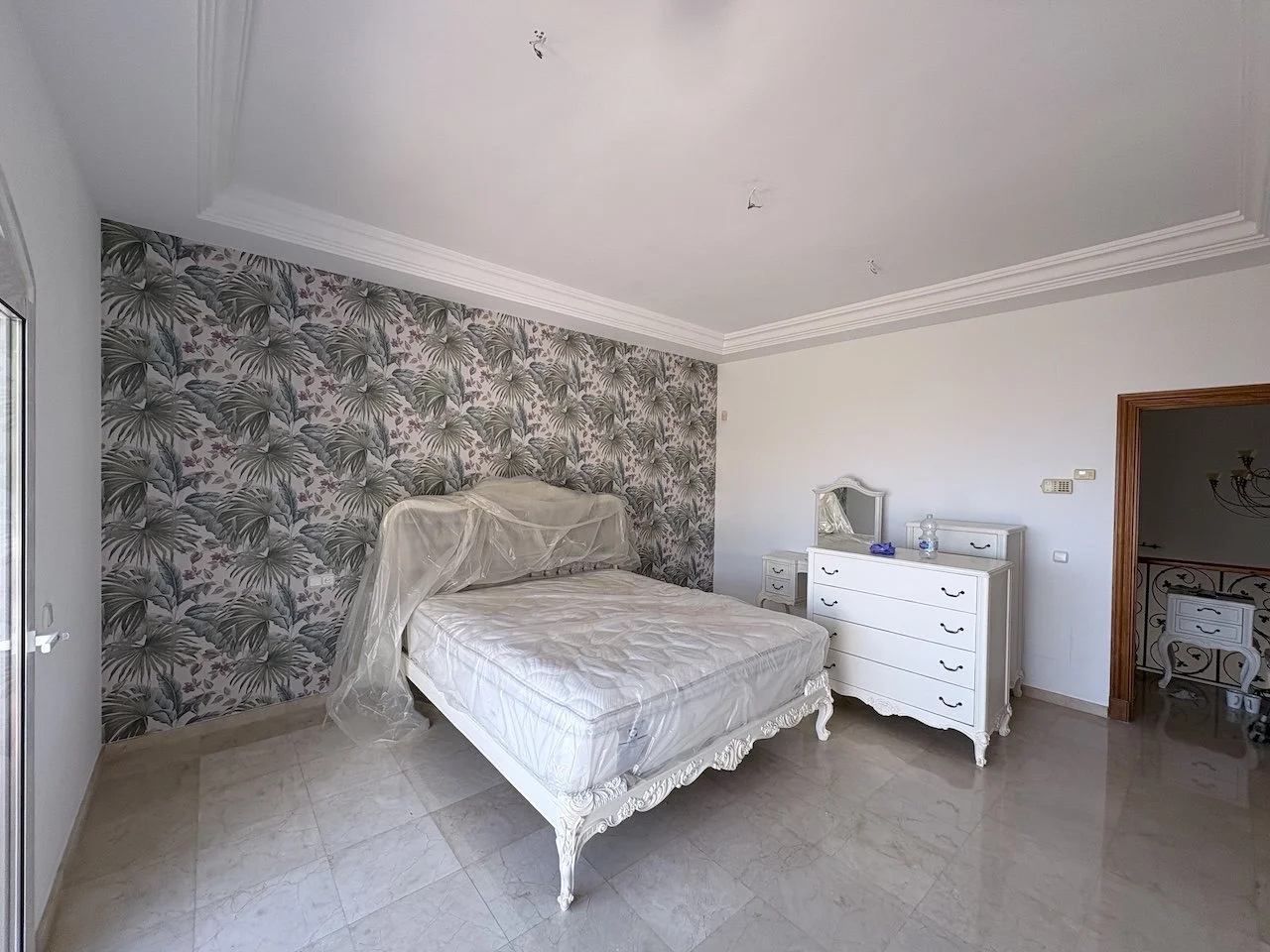 interior-wallpapering-wallpaper-hanger-mijas-superior-finishings-5.jpeg