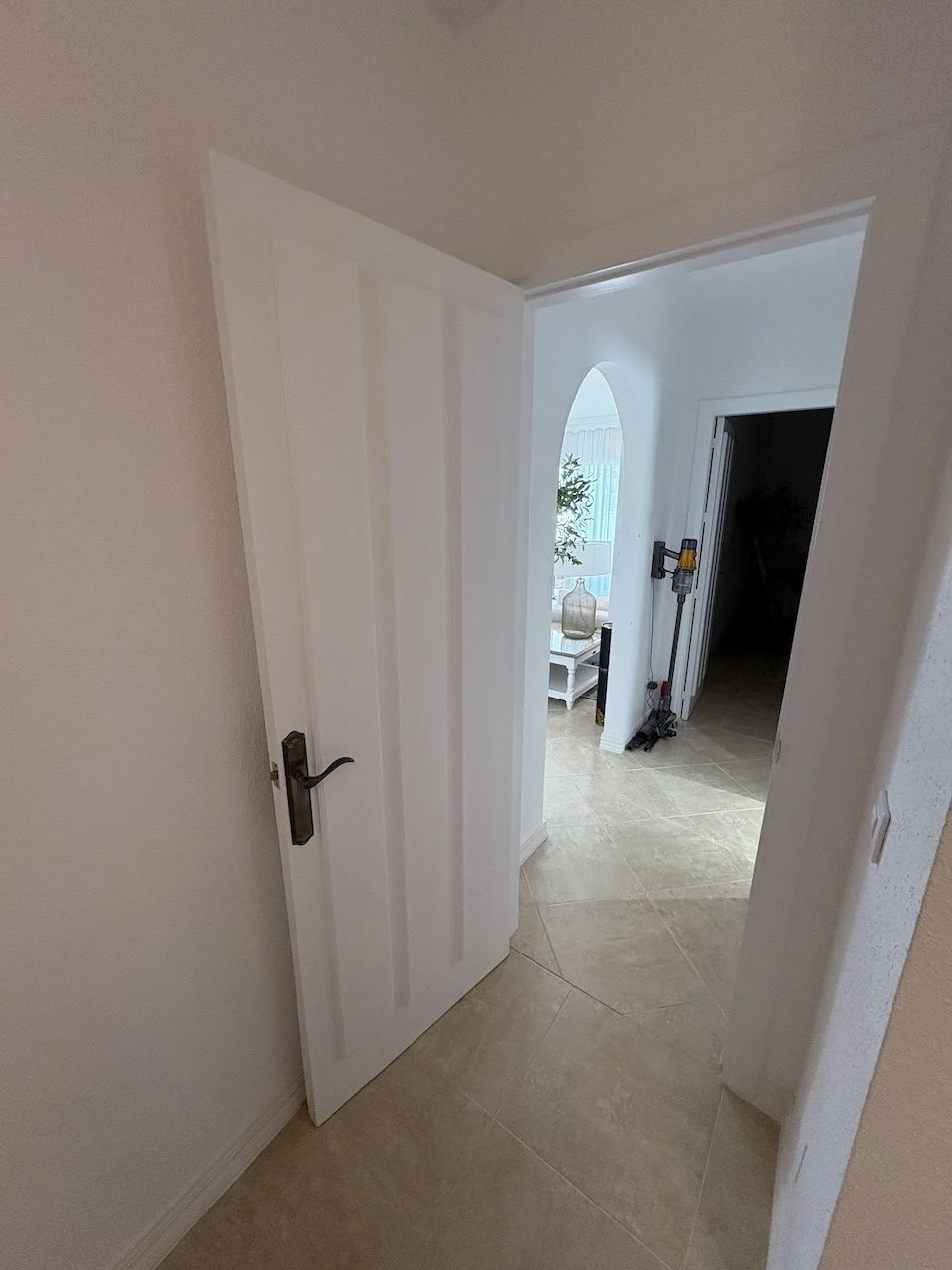 interior-villa-doors-painting-satin-white-torrenueva-superior-finishings-2.JPG