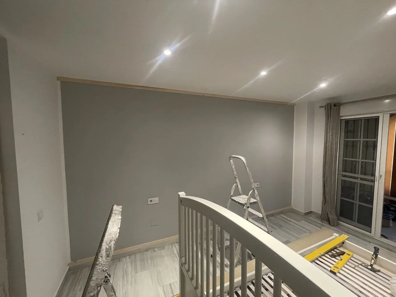 feature-wall-los-pacos-fuengirola-painting-decorating-superior-finishings-1.jpeg