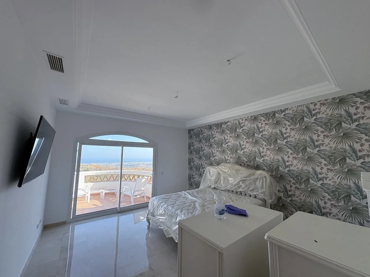 interior-wallpapering-wallpaper-hanger-mijas-superior-finishings-2.jpeg
