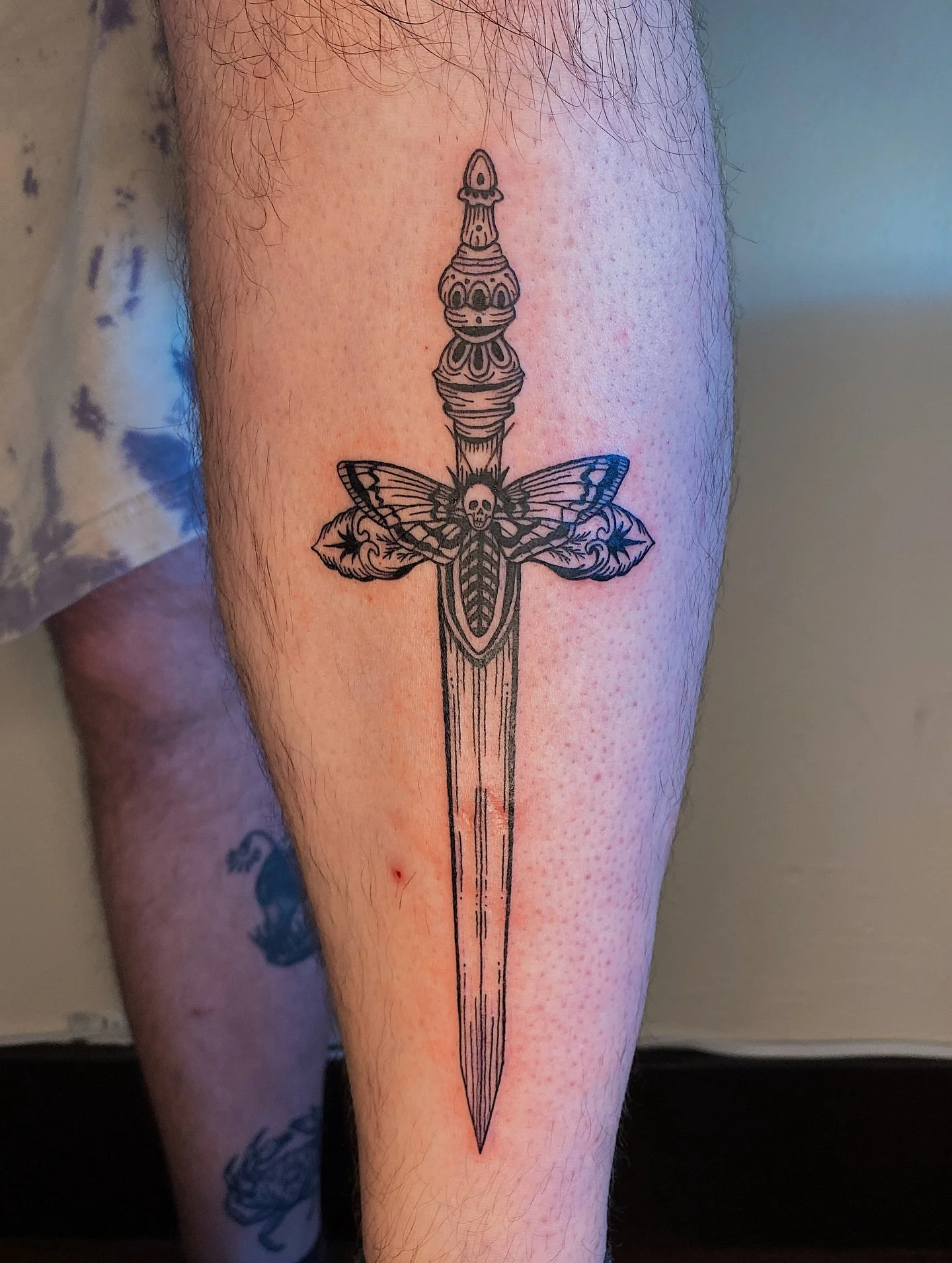 Gothic shin dagger for Jakob over a bit of scarring. I&rsquo;ve done all of Jakob&rsquo;s tattoos and I am just so grateful so many of you keep coming back for more 🥹 I love hanging with you all and creating beautiful body art!!!