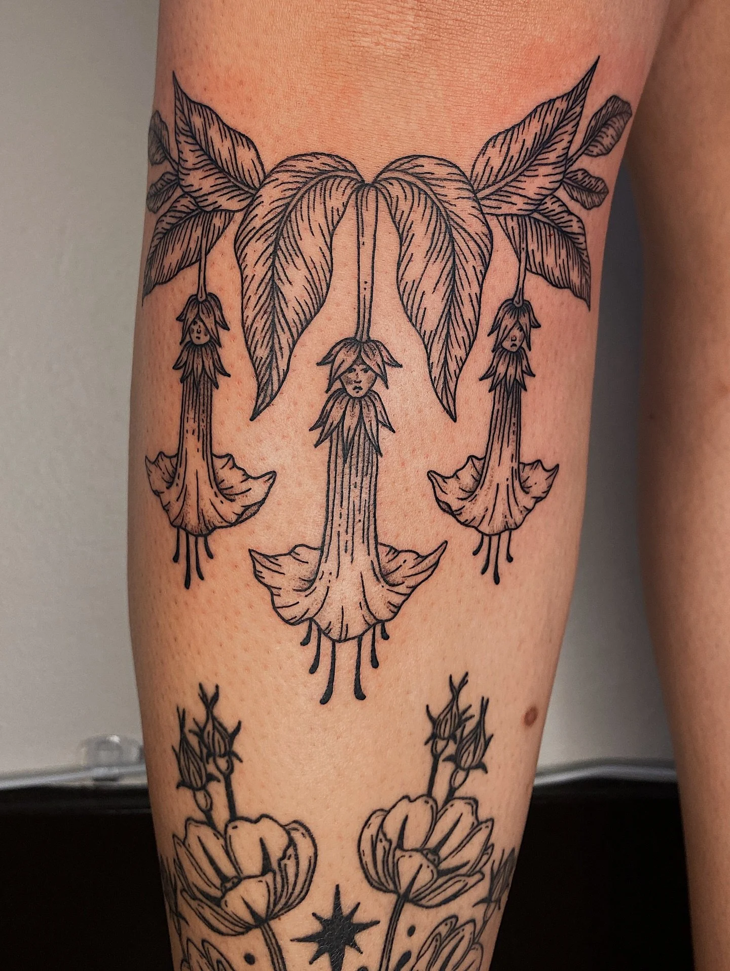 Abbie&rsquo;s ideas just give me so much joy 🥲🫶🏼 Little flower friends for her knee and a healed blackberry goblin! She&rsquo;s also an amazing hair stylist!! @abigailsangels_