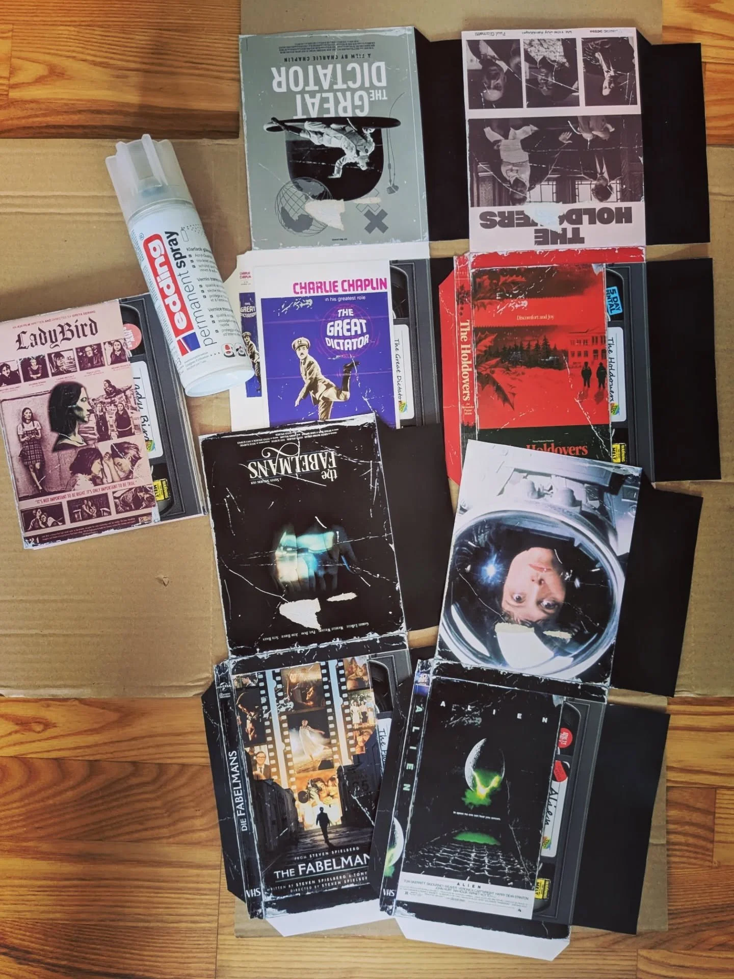 Neue Blu-ray H&uuml;llen. 🎬📀
Alien, The Holdovers, Der gro&szlig;e Diktator, The Fabelmans, Lady Bird &mdash; alle f&uuml;nf haben jetzt ihren Platz in meiner Custom-Sammlung. Retro-VHS-Style, wie immer handgemacht.
👉 Bei Special Requests oder Int