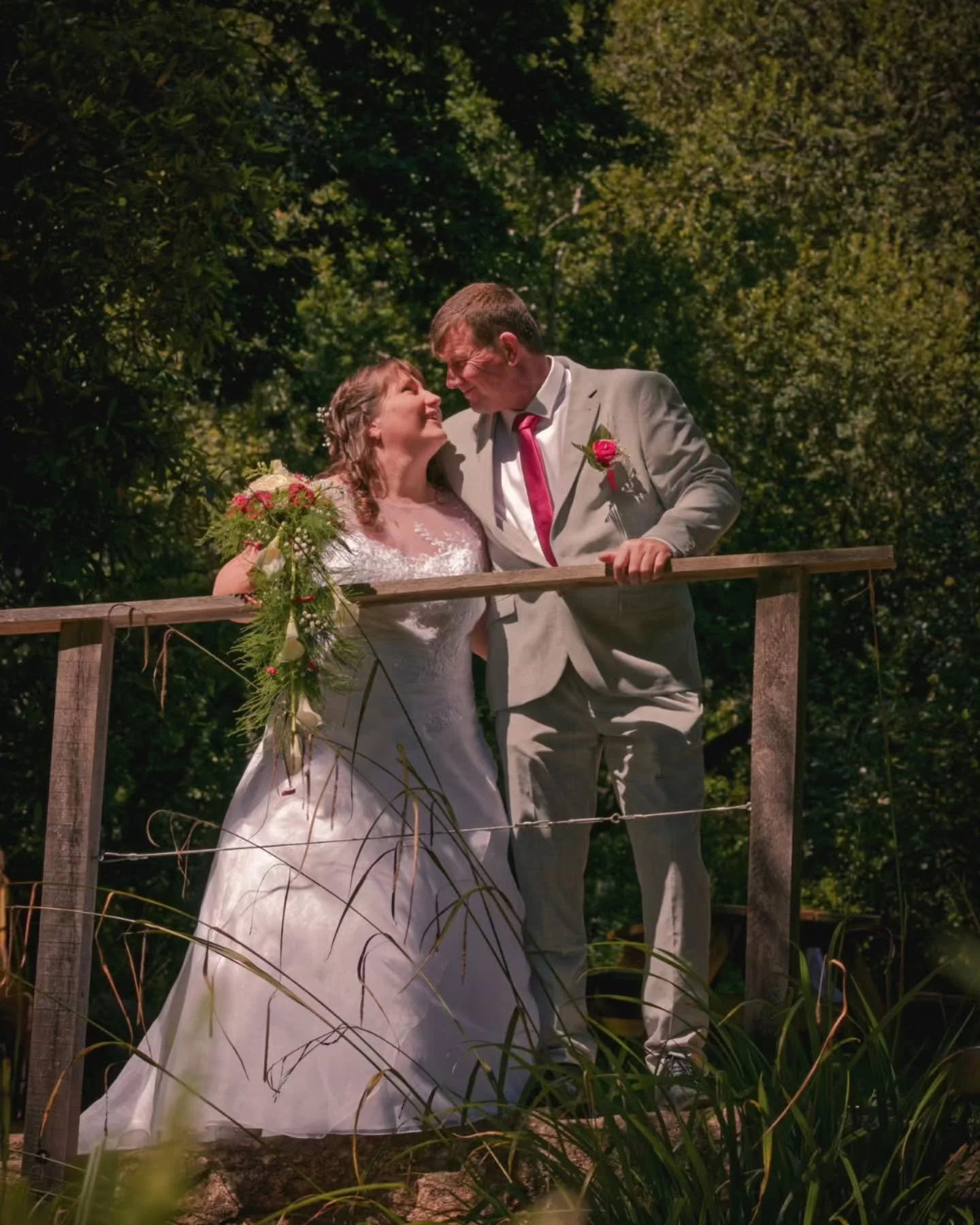 Quand l'&eacute;motion &agrave; fleur de peau
rencontre la beaut&eacute; sauvage de la nature...&nbsp;

Il y a des mariages qui vous rappellent pourquoi
vous faites ce m&eacute;tier. Ce couple magnifique &eacute;tait de ceux-l&agrave; : une journ&eac