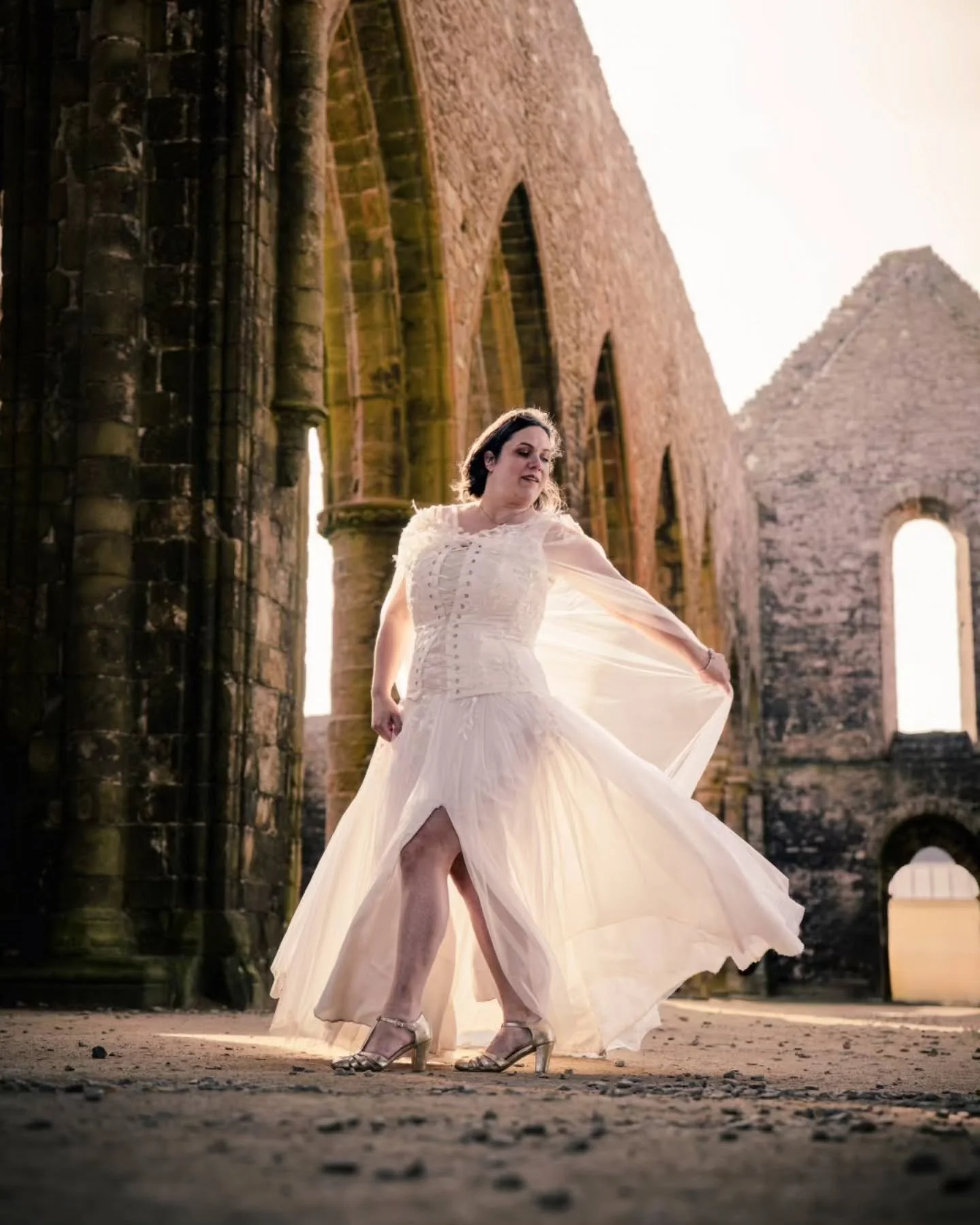 Point final sur la Pointe Saint-Mathieu !

C'est avec &eacute;motion que je partage les derni&egrave;res images
de ce shooting magique, fruit d'une collaboration intense
et cr&eacute;ative avec @virginie_creatrice_robesmariee.
La Pointe Saint-Mathieu
