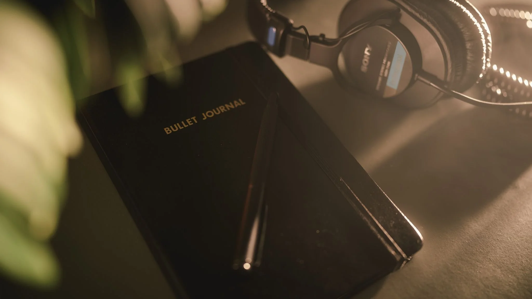 VOTRE MARIAGE N'EST PAS UNE LISTE DE COURSES. 📝🚫

Trop souvent, je vois des mari&eacute;s stress&eacute;s
avec une "checklist" :�
❌ Photo des bagues�
❌ Photo du bisou�
❌ Photo du g&acirc;teau...

C'est rassurant, mais c'est m&eacute;caniq