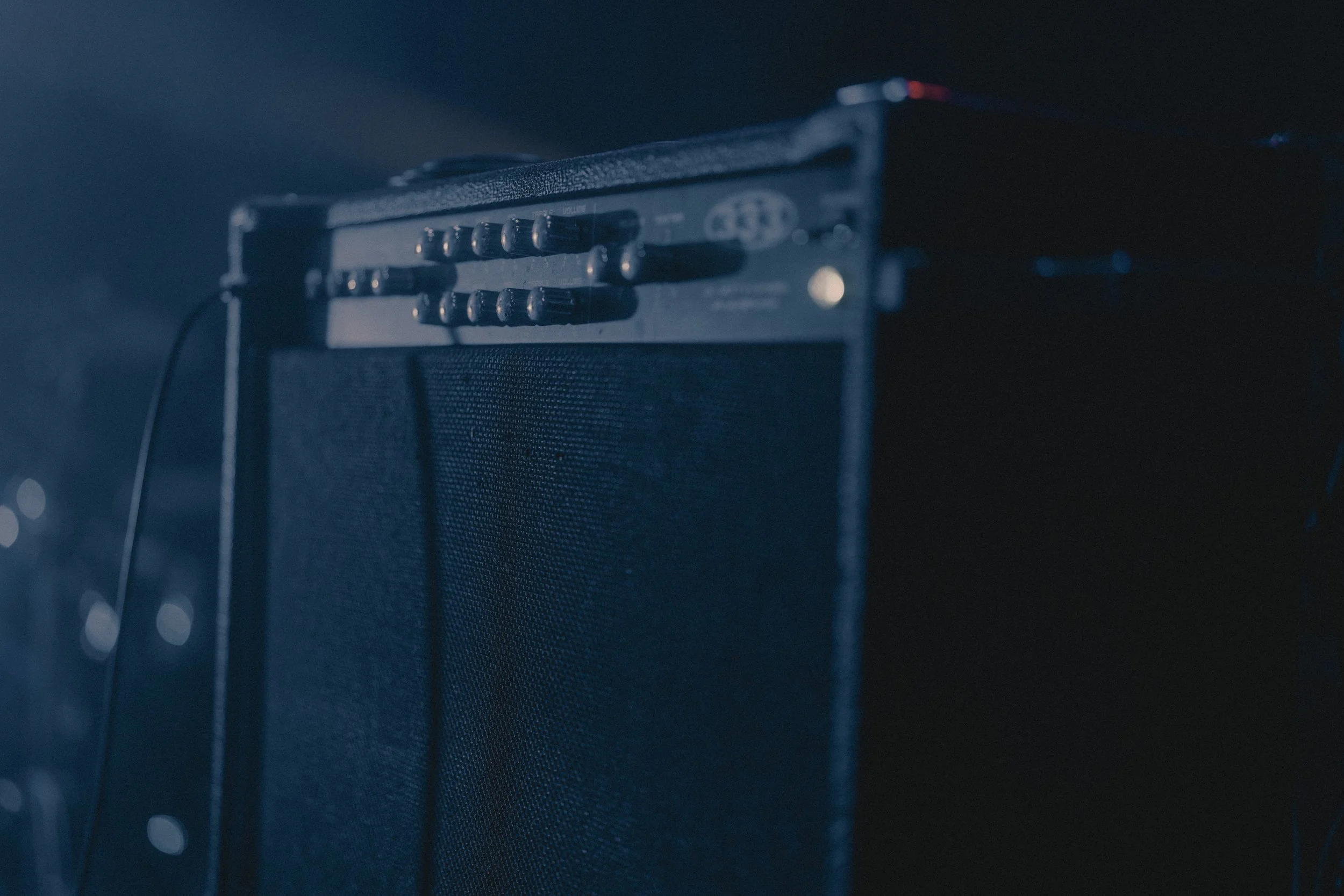 Amplificateur de guitare noir dans un environnement sombre