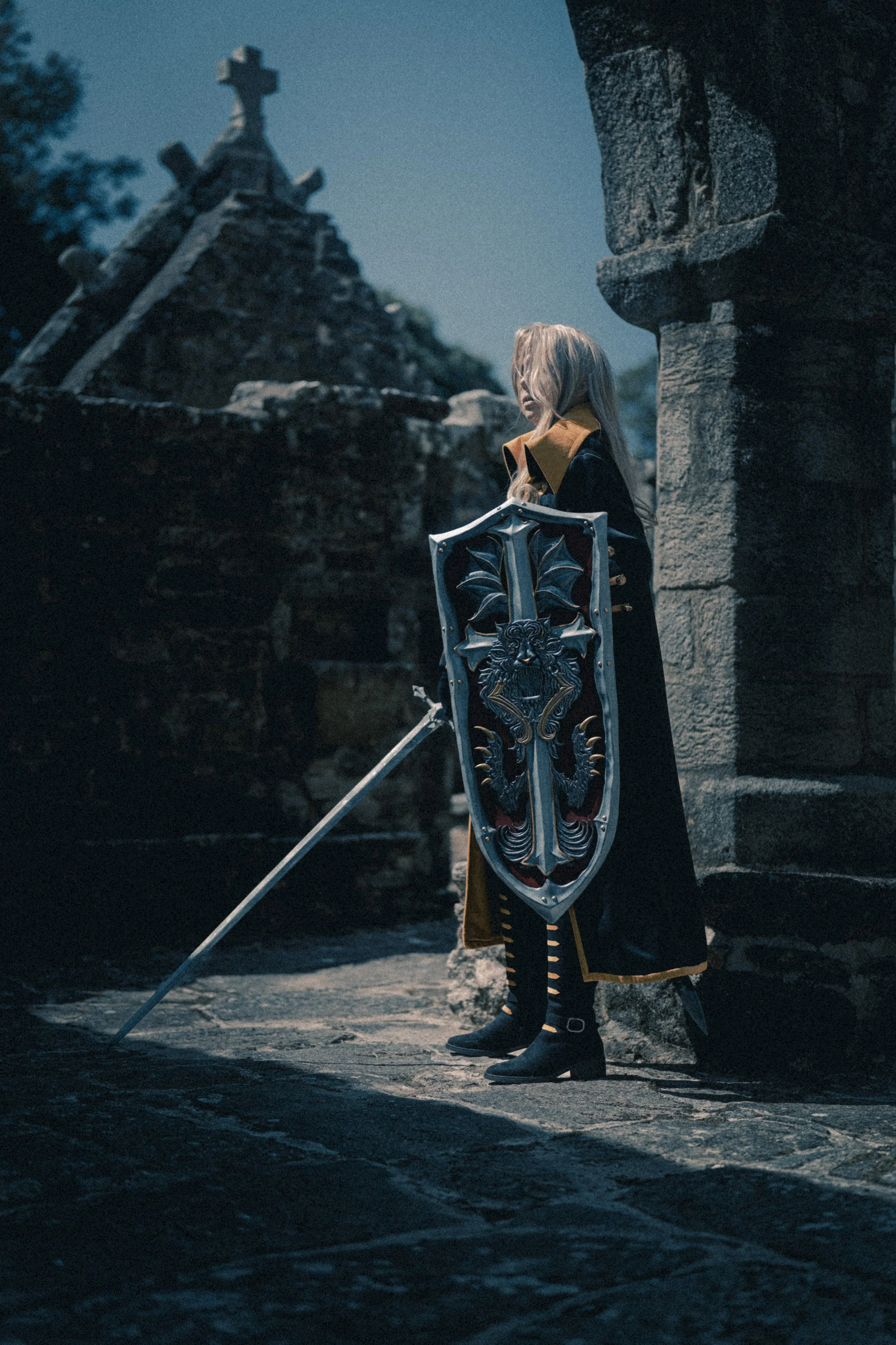 Un personnage avec une armure et un grand bouclier, se tenant devant une vieille pierre en ruines, dans un environnement sombre et mystérieux.
