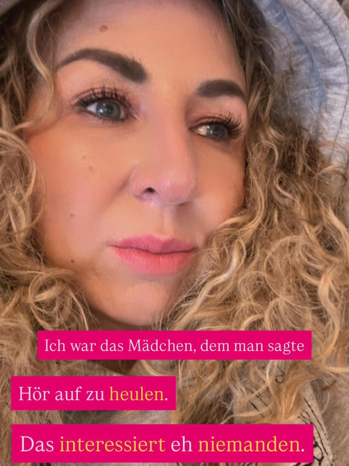 Ich war das M&auml;dchen 😔
das alles gegeben hat, um geliebt zu werden.
Das M&auml;dchen, das sich klein gemacht hat,
damit niemand sich durch ihre Tr&auml;nen gest&ouml;rt f&uuml;hlt.

Das M&auml;dchen, das weich war,
lieb, angepasst, brav 
aus Ang