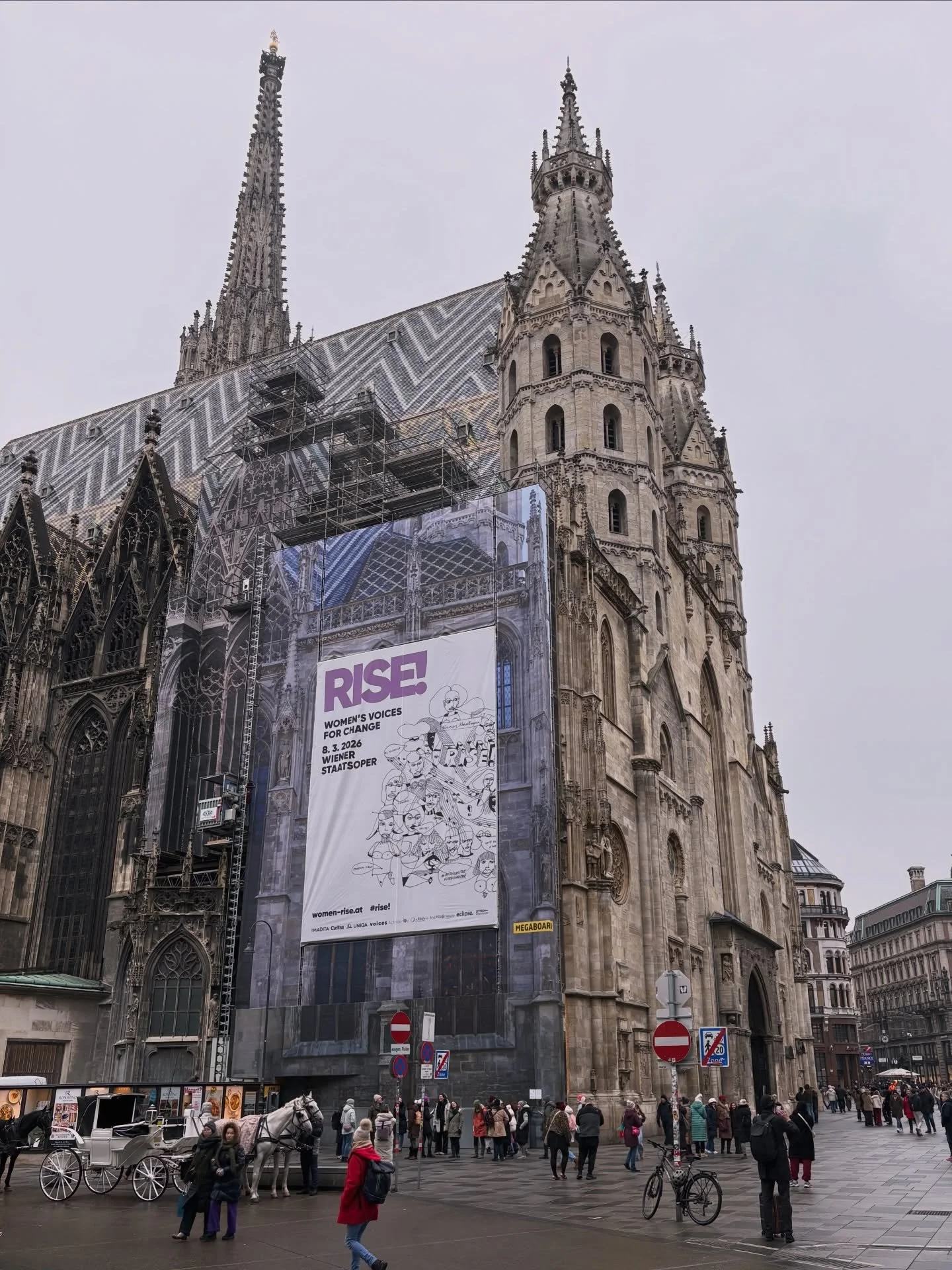&bdquo;Wenn wir ein Plakat am Stephansdom kriegen, dann machen wir einen Flashmob.&ldquo;

@kaleido_be hat manchmal wirklich ganz verr&uuml;ckte Ideen. Ein Plakat f&uuml;r unsere Initiative RISE! am Weltfrauentag am Stephansdom? Ein Flashmob?

Und wi