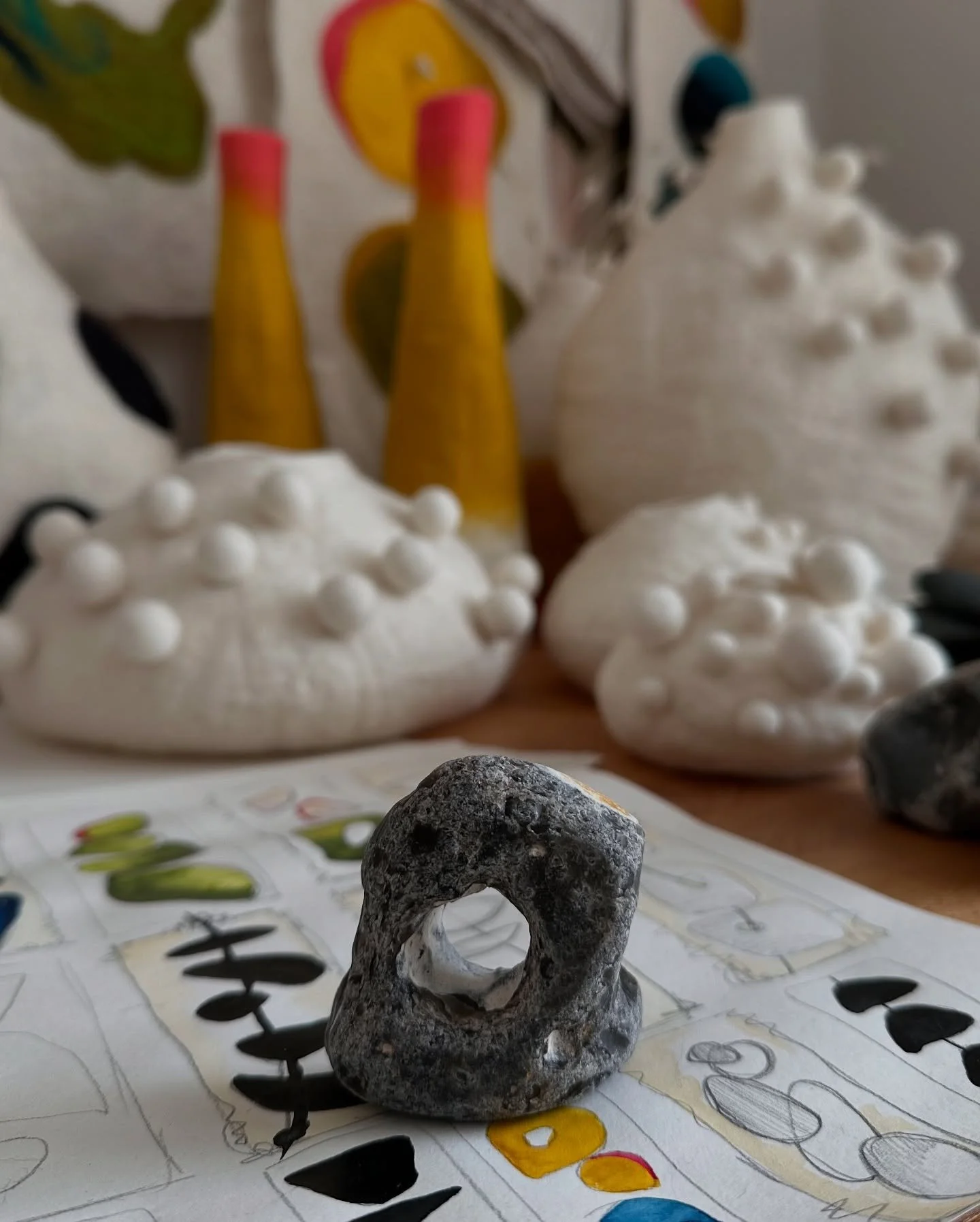 &lsquo; S T U D I O  W I P &lsquo;
A corner of my studio space, exploring organic forms and the tactile, expressive qualities of wool fibres, drawing inspiration from the natural world. 

#wip #mydesk #textileartist #sculpturalforms #merinowool #artf