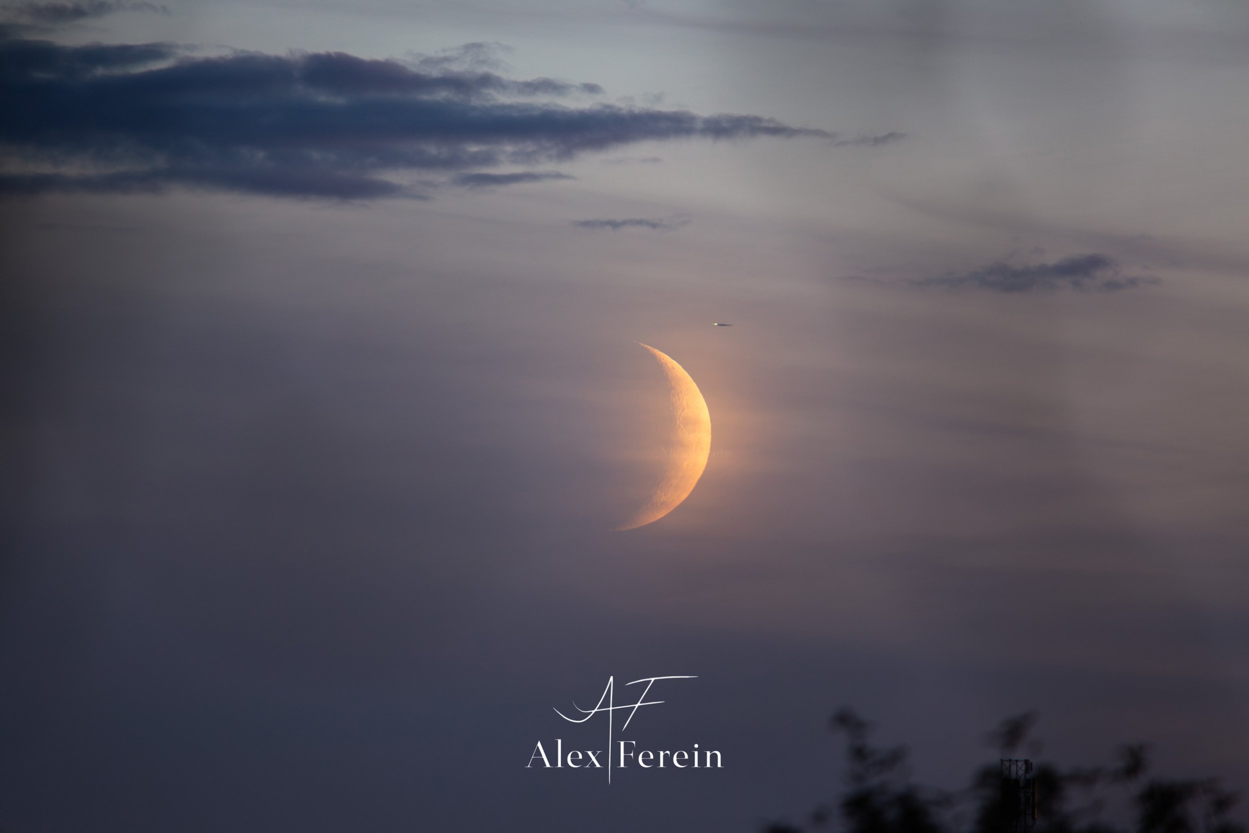 Hazy Cresent Moonset.jpg