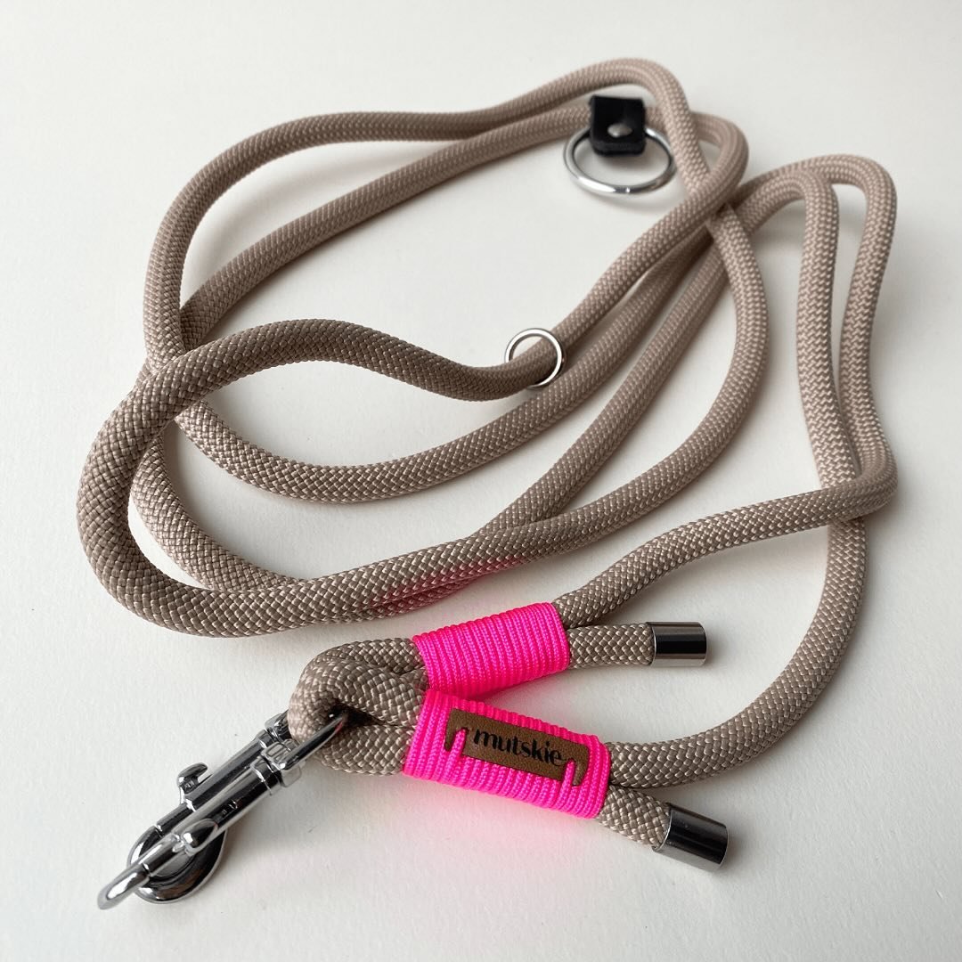 🌟 Your requests heard loud and clear! 🎉 The Mutskie Convertible Leash has hit the online shelves! 🛍️ Elevate your walks with 4 (and more!) positions, offering hands-free freedom and ample space for your pup to roam. 🐾✨ Let the leash revolution be