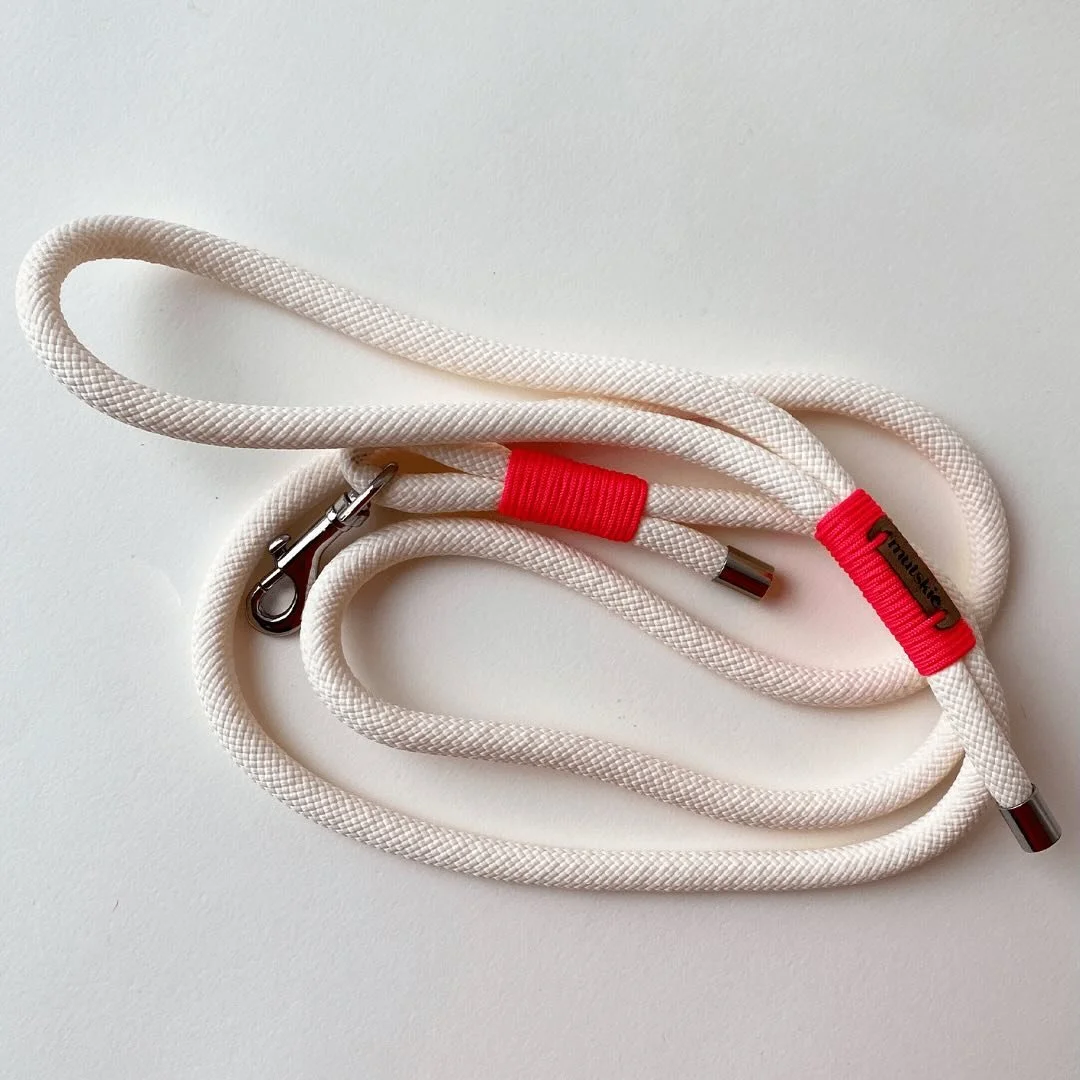 Our classic leashes are now available on the website!! Handmade in Amsterdam, these leashes are stylish and super resistant (up to 1.2 ton of weight). 1,5 m long, they are perfect for your daily walks or if you don&rsquo;t like to have your dog on a 