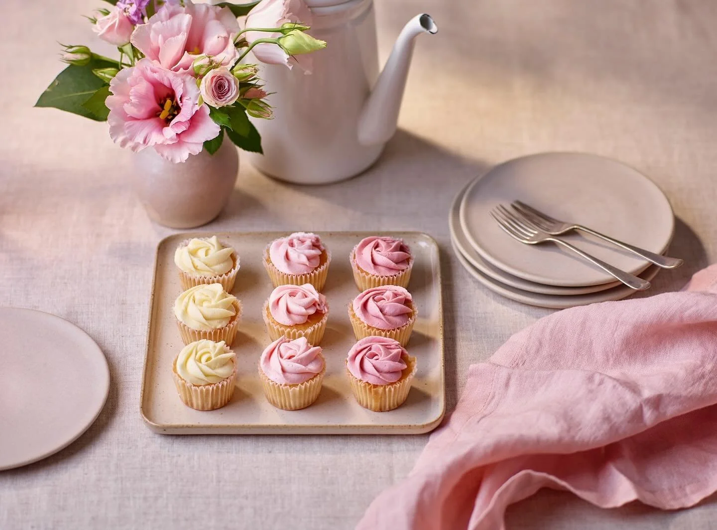 A little riddle to sweeten your day 💕
What&rsquo;s better than a Fiona Cairns mini cupcake?
Nine of them, of course. 🧁 

Golden sponge, swirls of rose, blush pink and ivory buttercream &mdash; perfect for summer parties or stolen moments with tea. 