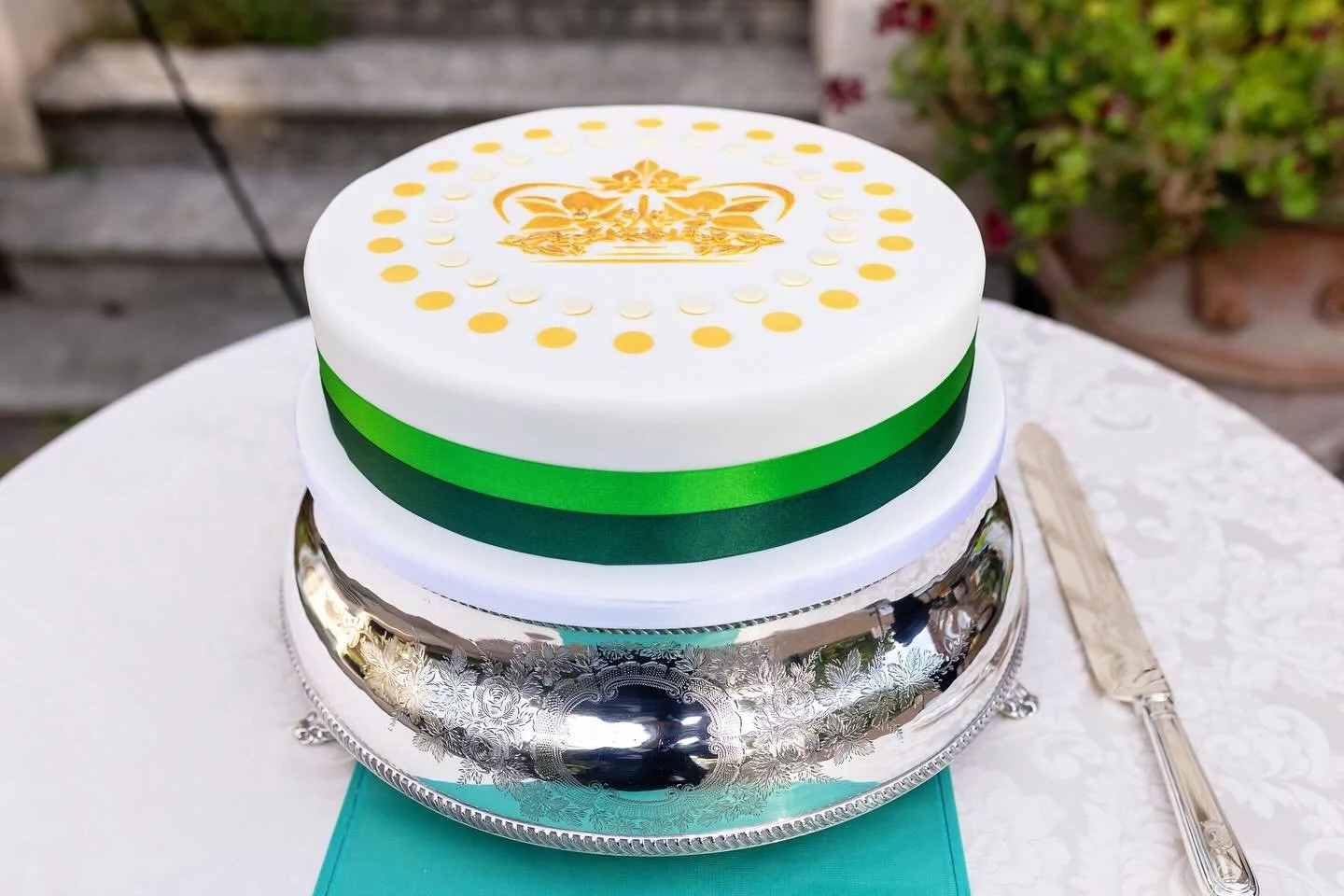👑🍰 A Royal Cake Collaboration

To be asked to make a cake for His Majesty The King was a true honour. Together with @waitrose and @willtorrent we set out not just to bake a cake, but to create a royal centrepiece worthy of the day.

&ldquo;Working 
