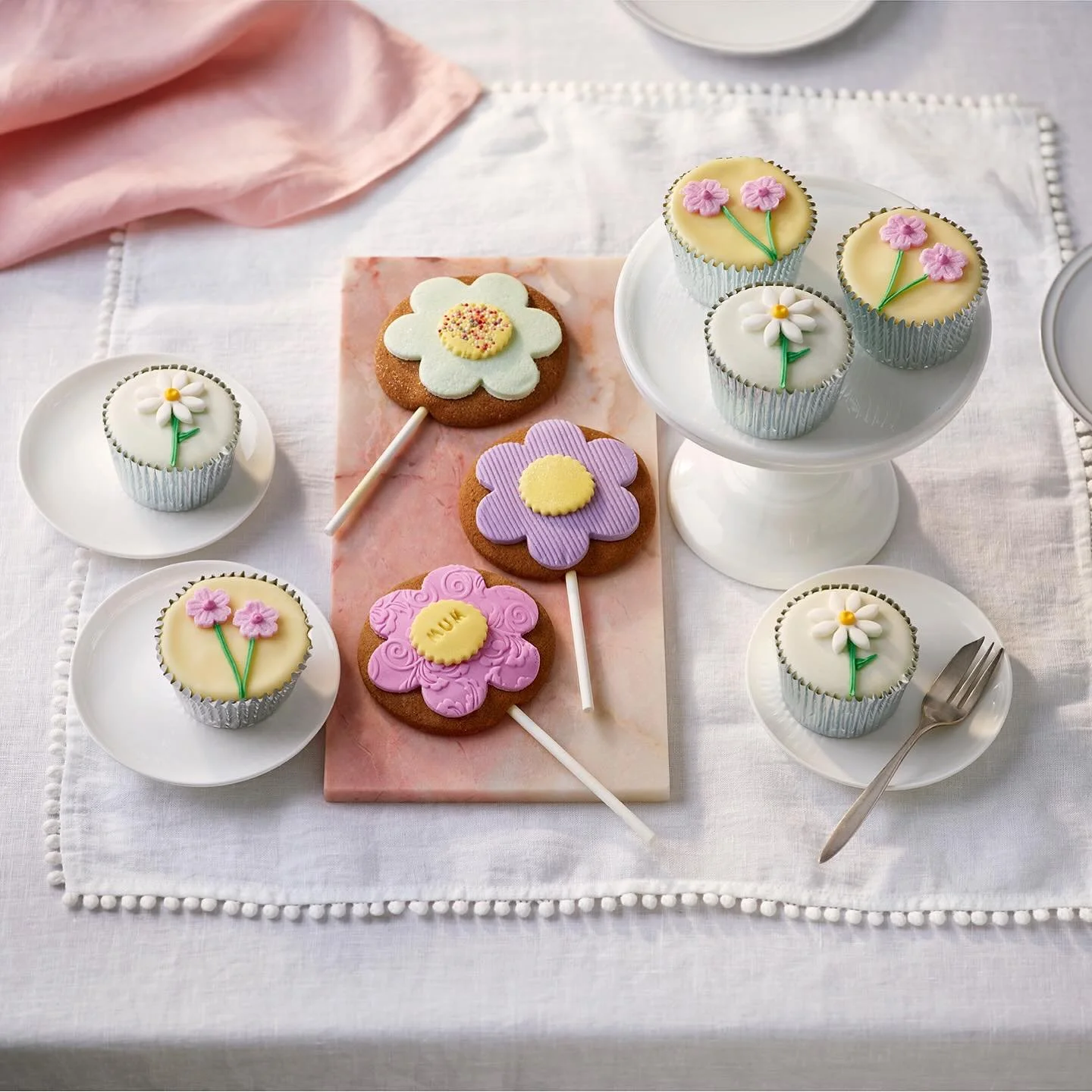 This Mother&rsquo;s Day, say it with flowers&hellip; the edible kind. 🌸🧁

Our floral fairy cakes and flower gingerbread lollipops are a beautiful (and delicious) twist on the traditional bouquet. Hand-decorated in soft pastel shades, each one is de