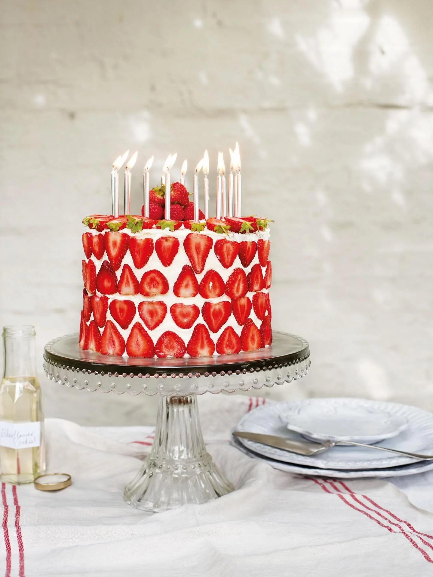 Bank holiday Mondays were made for cake 🍓✨

With the hedgerows bursting into bloom and elderflower season at its fragrant best, there&rsquo;s no better time to revisit this Strawberry &amp; Elderflower Cake! A celebration of early summer in every sl