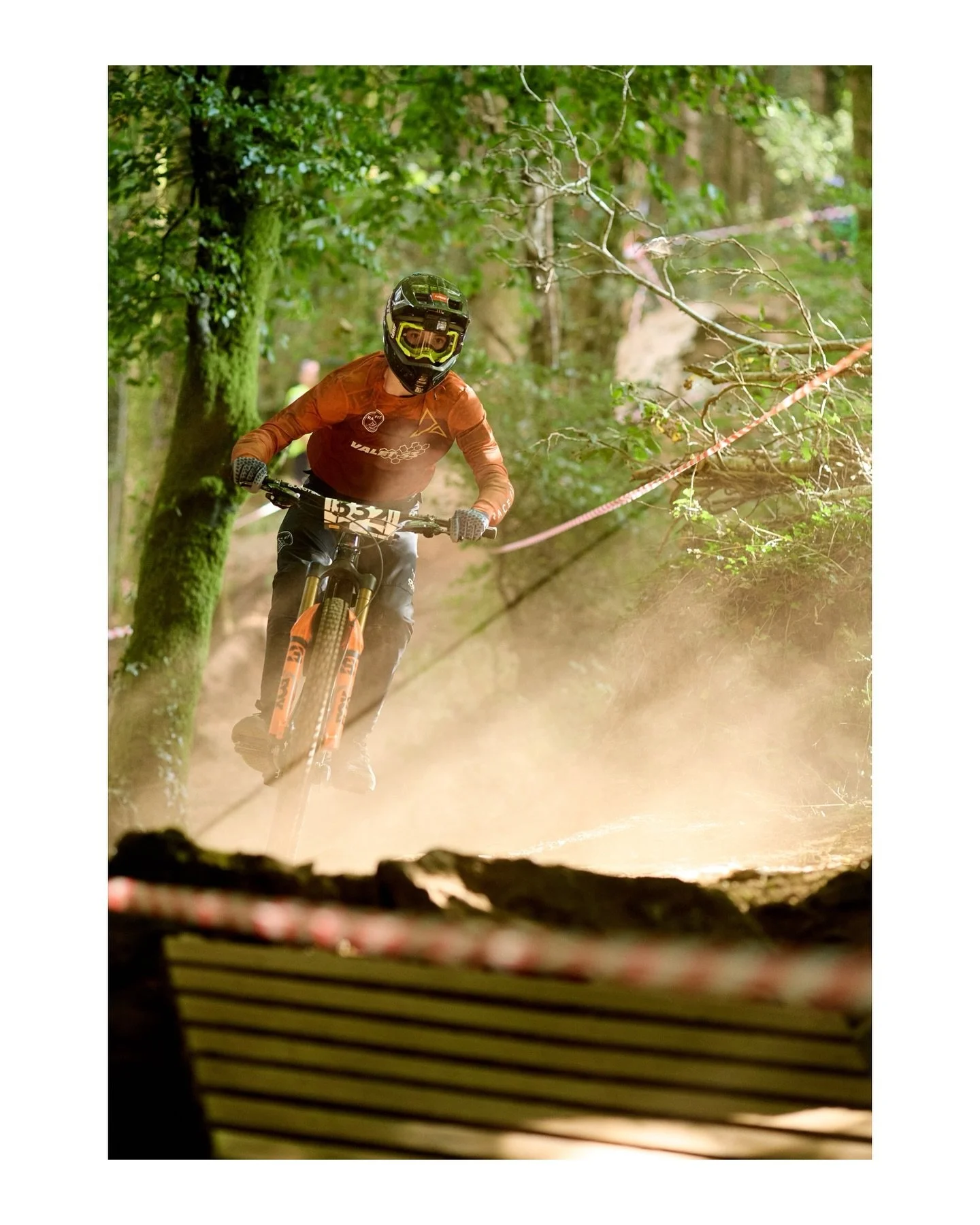 Class day in the dust today at the @irishdownhillmtb with @breemtbwexford 

Full edit up on Roots and Rain tomorrow 🙏🏼 

@jck_crowley hope you&rsquo;re okay dude 🙌

#tomscottphotos #photography #sportsphotographer #sportsphotography #photographer 