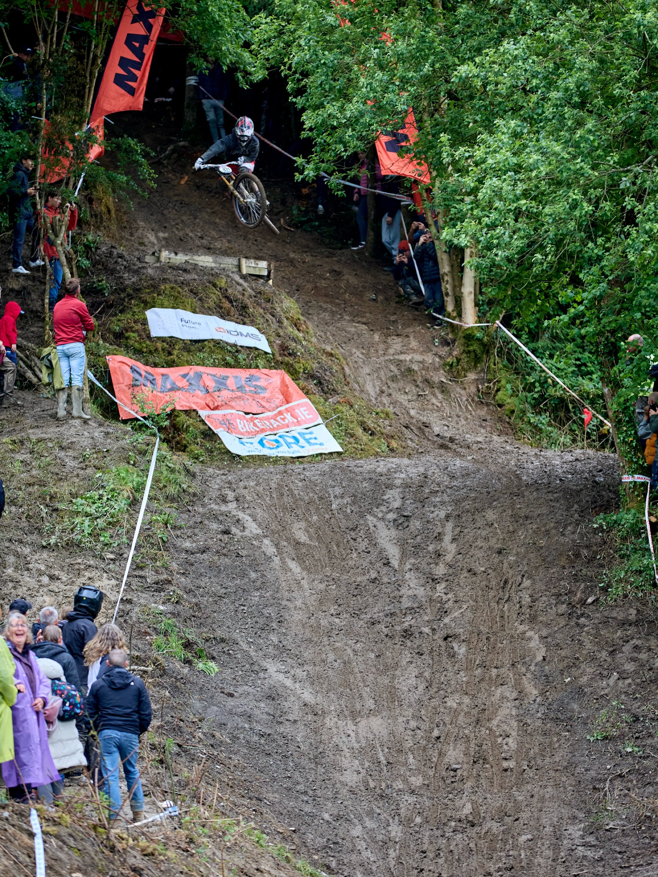 An epic day of racing with the @irishdownhillmtb in Laois today! 

Congrats to the club for building such a great track! 

All images will be on Roots and Rain tomorrow. I&rsquo;ll post again when they&rsquo;re live ✨ 

#dh #downhill #downhillmtb #ir