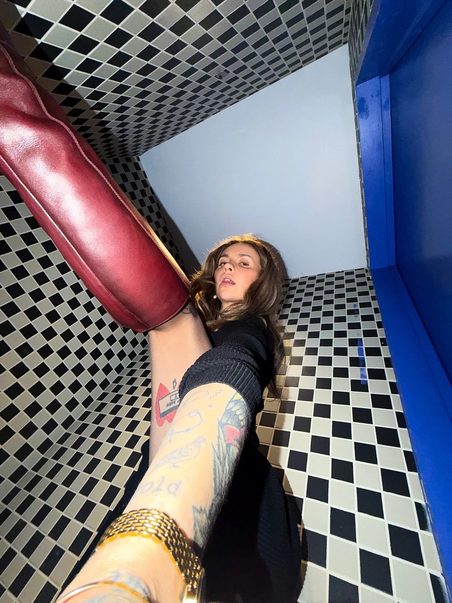 sometimes the selfie is more about the set than the subject