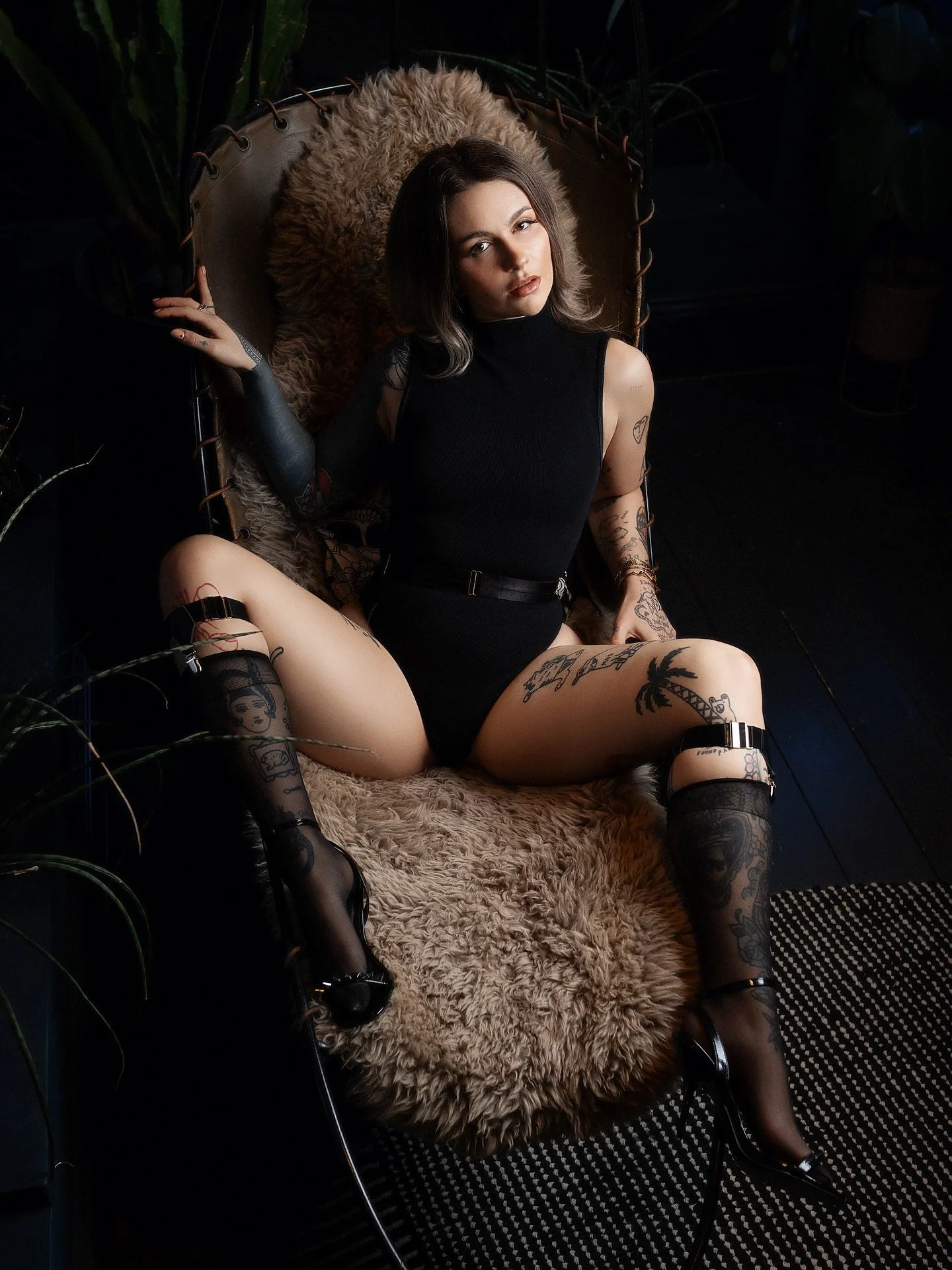 raided your dad&rsquo;s sock drawer. turns out he&rsquo;s kinkyyyy
.
.
#stockings #nylon #girlswithtattoos #photoshoot #model