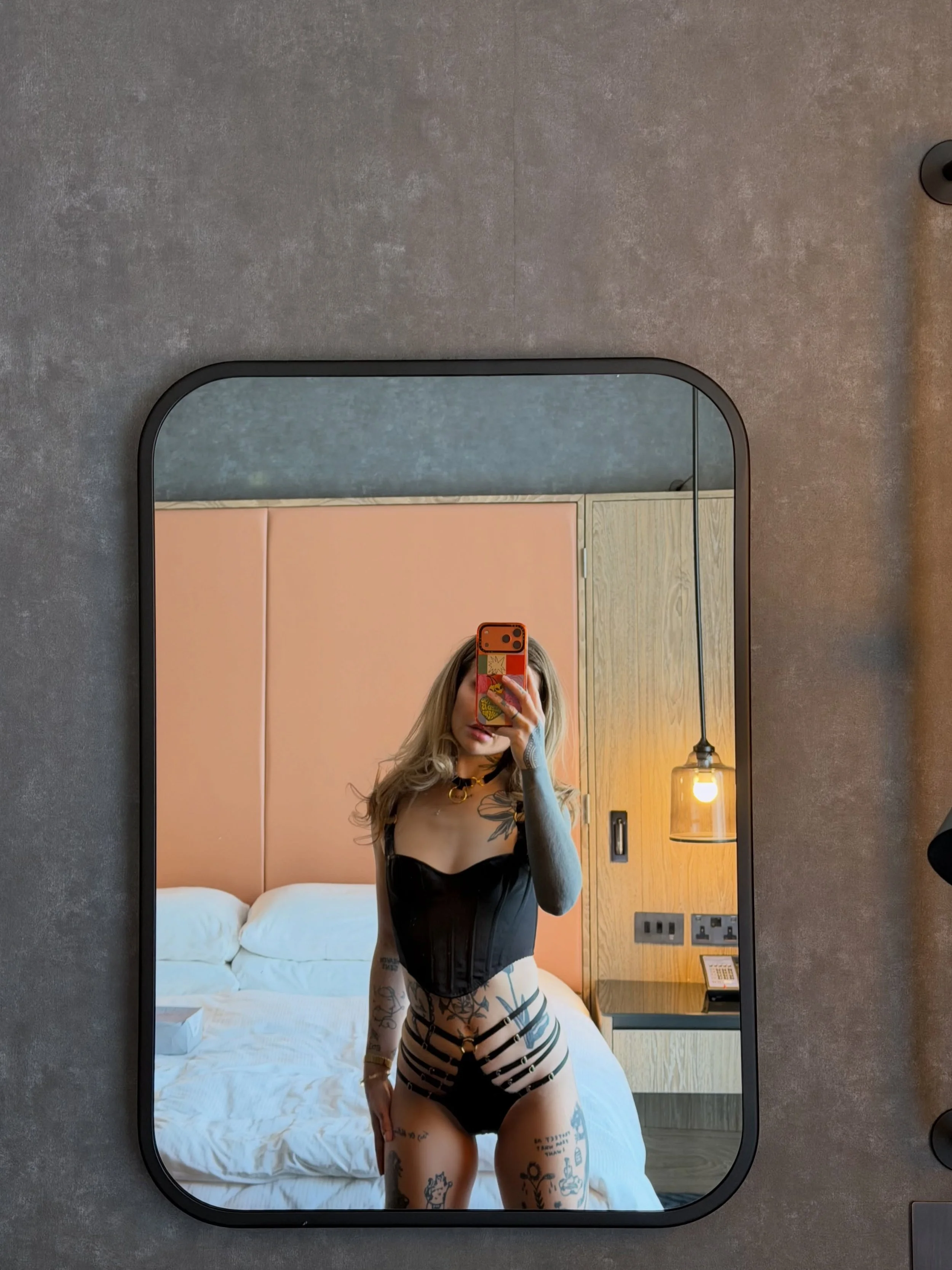 i&rsquo;m having a love affair with this mirror x

.
.
#girlswithtattoos #lingerie #brunette #model #londonblogger