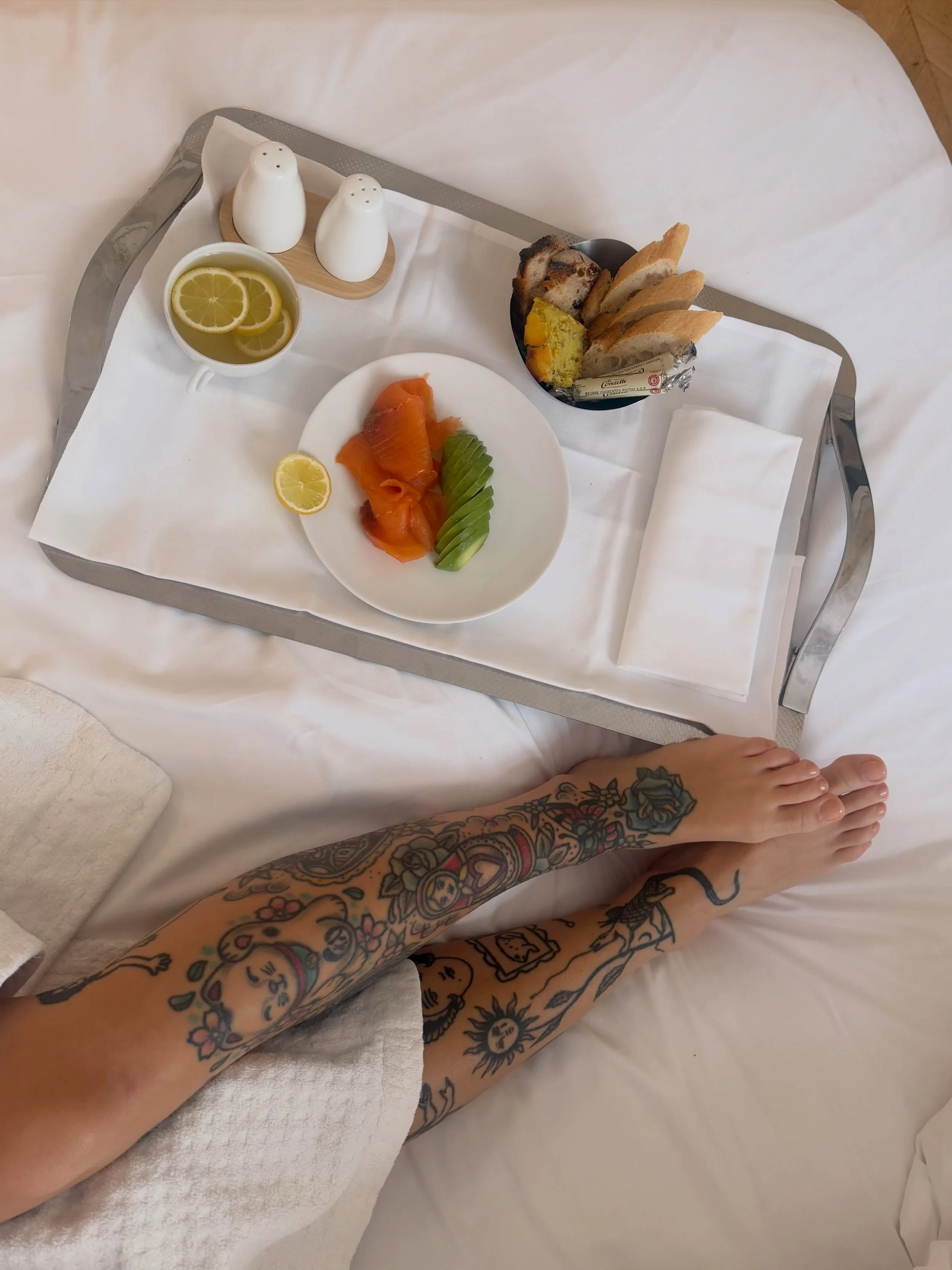 wish i was waking up to room service today 😴