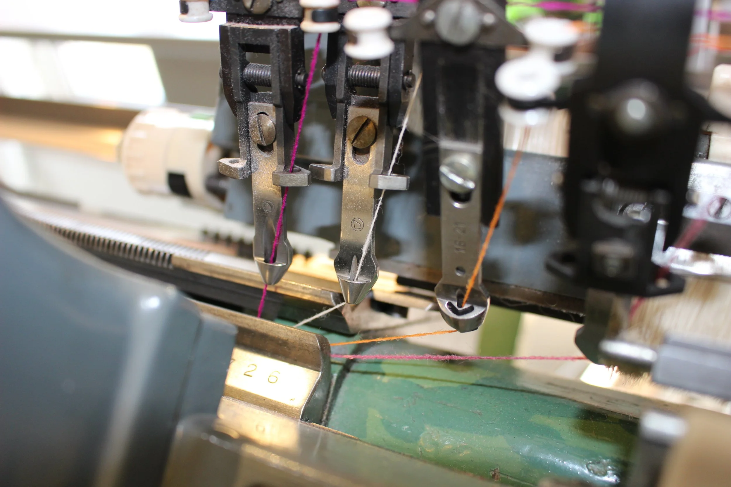 Yarn feeders on a 4-feeder Dubied machine