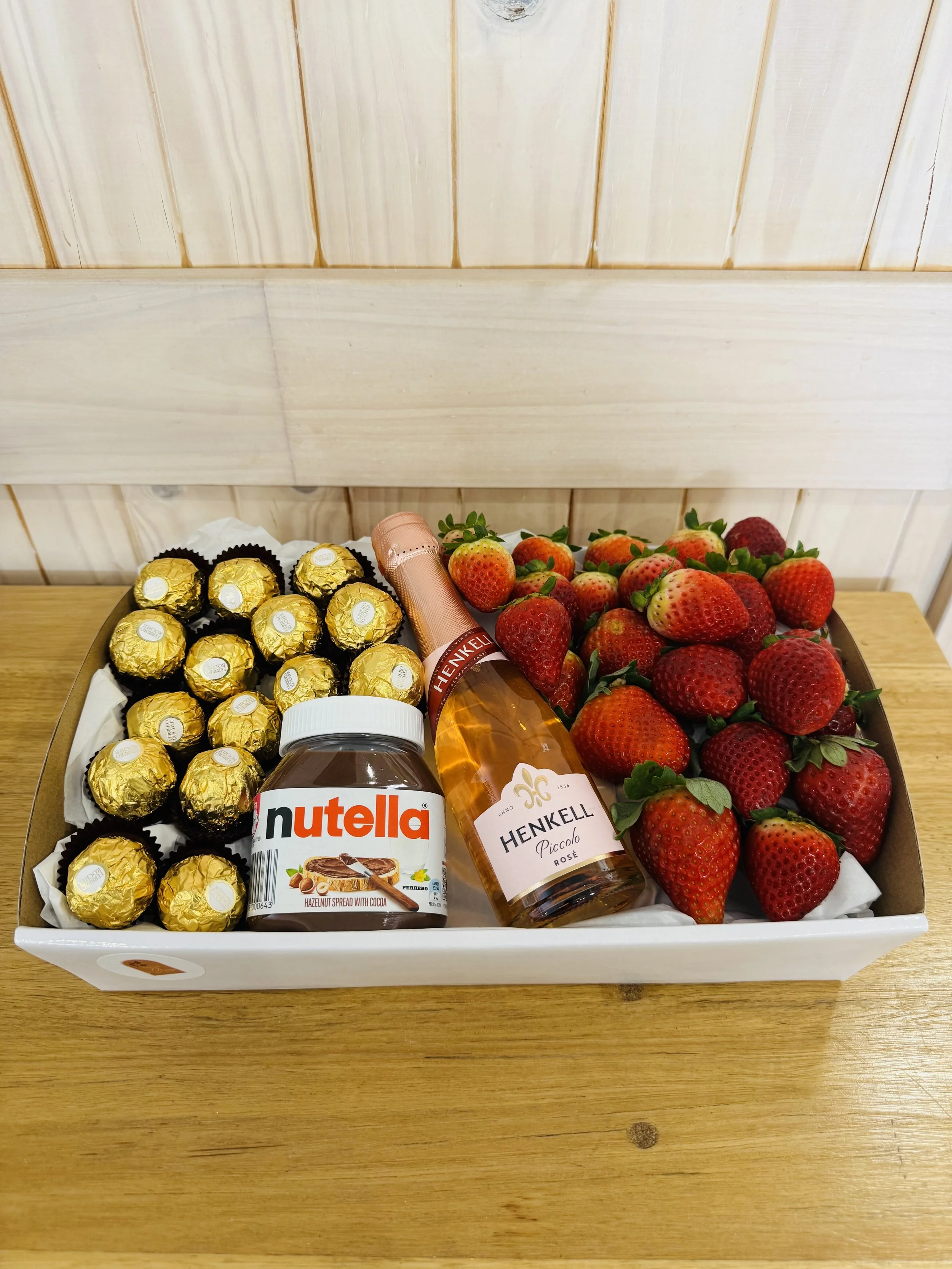 Strawberry & Wine Hamper
