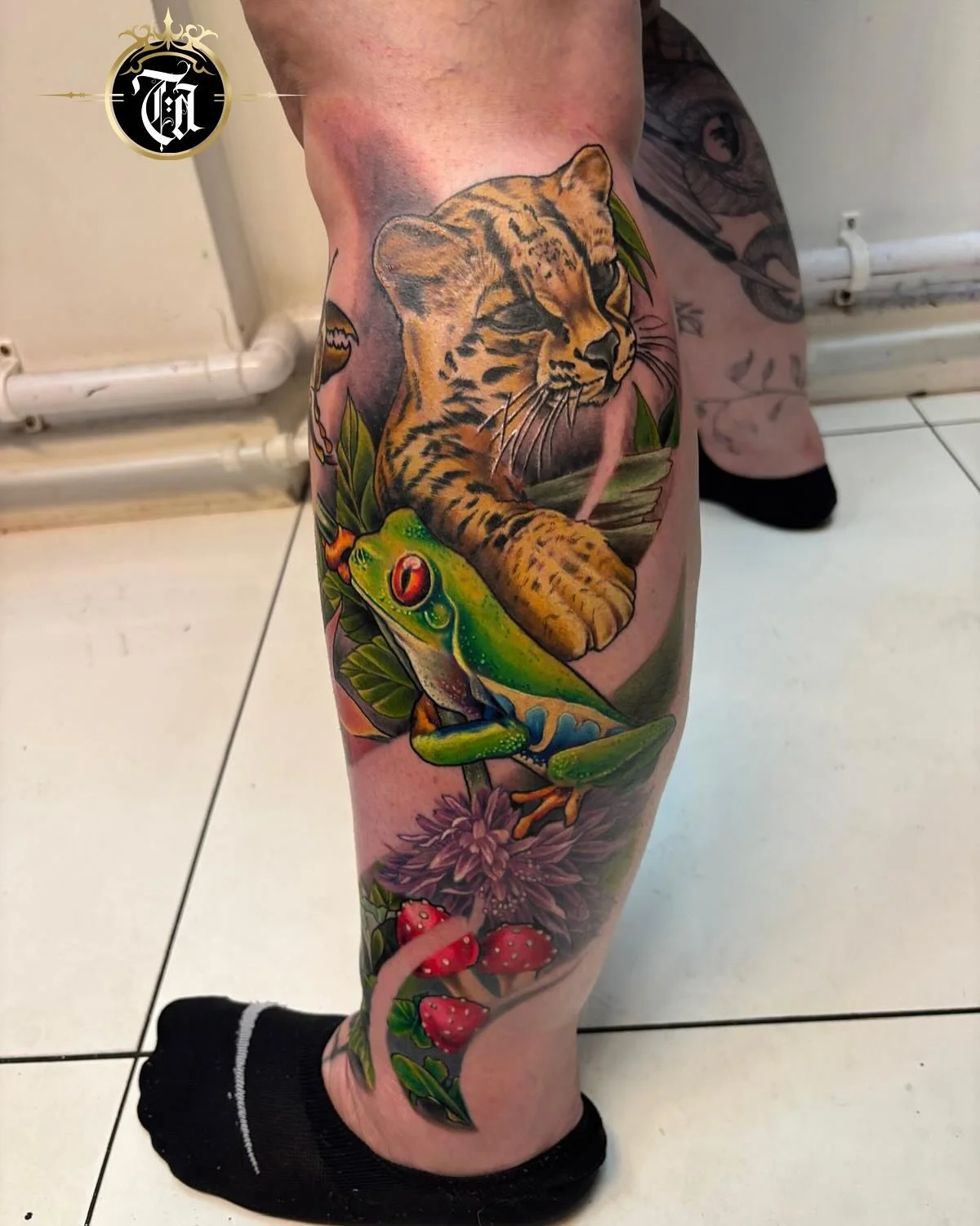 Bret&rsquo;s vibrant leg piece 

⚜️

Sponsored by:
◾️ @kwadron 
◾️ @dragonhawkofficial 
◾️ @dragonhawktattoos 

#tattoo #tattooing #tattoos #tattooed #leg #legtattoo #tattooartist #artist #art #tattooshop #tattoostudio #tribaltattoo #tattooacademy #d