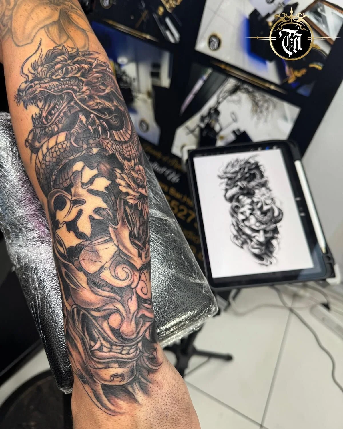 Japanese Style, Hanya Dragon 🐉🐲

Stay tuned for the video 📹

@inkbymaz 

⚜️

Sponsored by:
◾️ @kwadron 
◾️ @dragonhawkofficial 
◾️ @dragonhawktattoos 

#tattoo #tattooing #tattoos #tattooed #dragon #dragontattoo #tattooartist #artist #art #tattoos