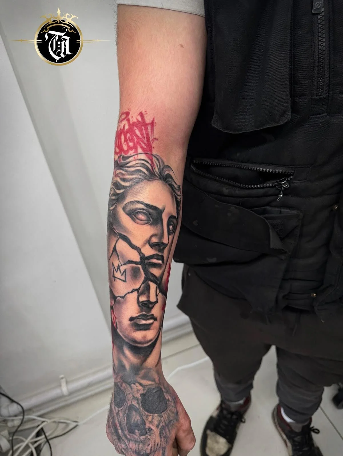 Greek, Statue, Graffiti Style Tattoo 🏛️🫟

Swipe for the video 🎥👉

⚜️

@inkdbymaz 

Sponsored by:
◾️ @kwadron 
◾️ @dragonhawkofficial 
◾️ @dragonhawktattoos 

#tattoo #tattooing #tattoos #tattooed #greek #statuetattoo #tattooartist #artist #art #t