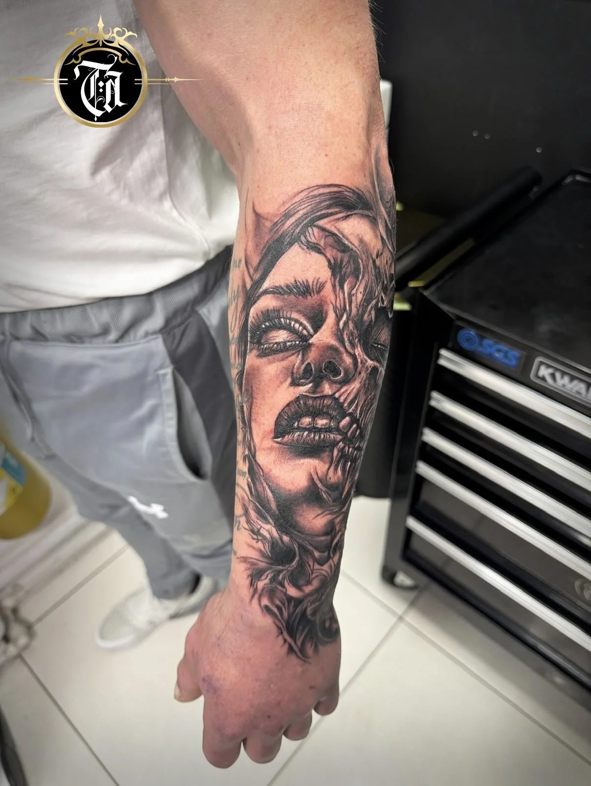 We all have a dark side&hellip;&hellip;💀

What a beauty she is

⚜️

@inkdbymaz 

Sponsored by:
◾️ @kwadron 
◾️ @dragonhawkofficial 
◾️ @dragonhawktattoos 

#tattoo #tattooing #tattoos #tattooed #armtattoo #sleevetattoo #tattooartist #artist #art #ta