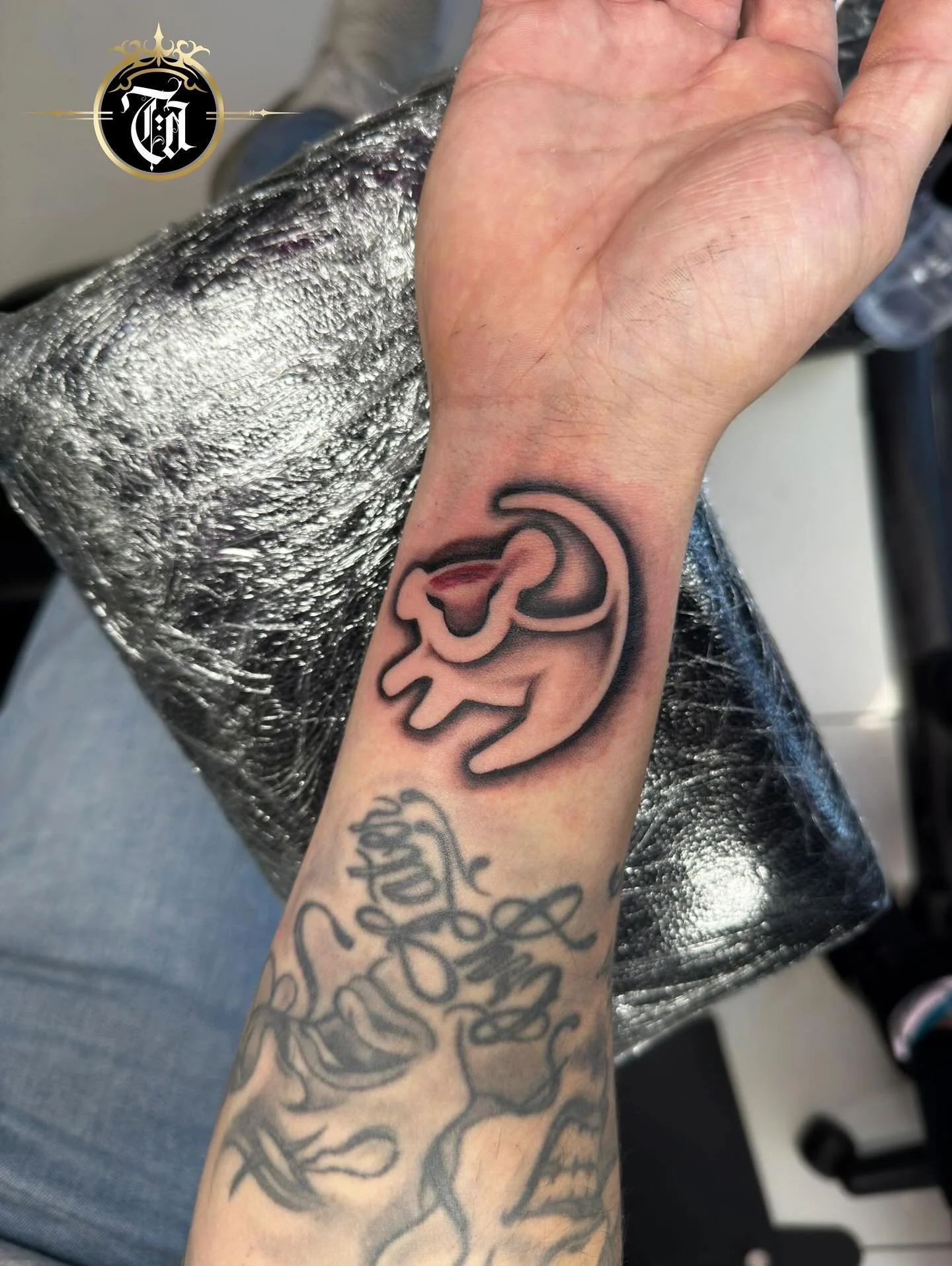 Simba Tattoo ⛰️🦁👑🐒 &lsquo;Remember who you are&rsquo; 

⚜️

@inkedbythree 

⚜️

Sponsored by:
◾️ @kwadron 
◾️ @dragonhawkofficial 
◾️ @dragonhawktattoos 

#tattoo #tattooing #tattoos #tattooed #lionking #lionkingtattoo #tattooartist #artist #art #