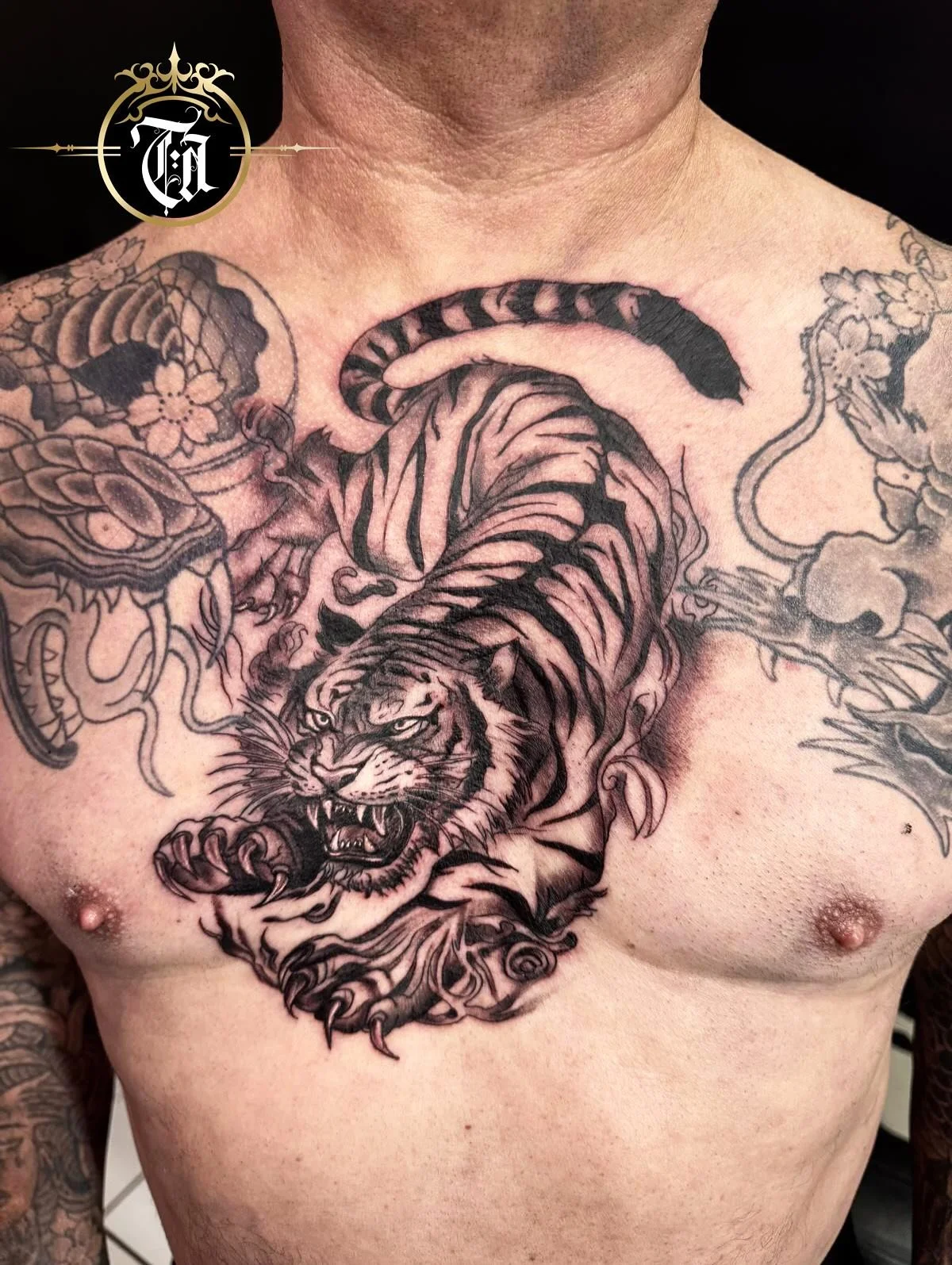 Stage 1, Japanese Bushido 🐅
Background to come 👌
⚜️
@inkdbymaz 
⚜️
Sponsored by:
◾️ @kwadron 
◾️ @dragonhawkofficial 
◾️ @dragonhawktattoos 
#tattoo #tattooing #tattoos #tattooed #tiger #tigers #tattooartist #artist #art #tattooshop #tattoost