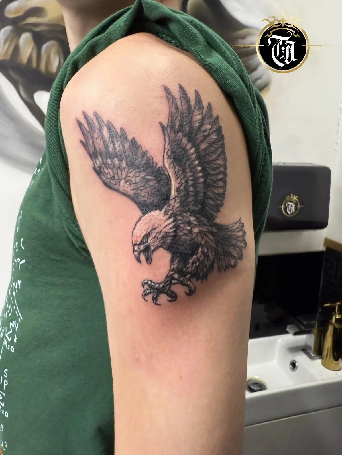 Eagle Tat 🦅

⚜️

@inkdbymaz 

⚜️

Sponsored by:
◾️ @kwadron 
◾️ @dragonhawkofficial 
◾️ @dragonhawktattoos 

#tattoo #tattooing #tattoos #tattooed #eagle #eagles #tattooartist #artist #art #tattooshop #tattoostudio #artistic #portrait #drawing #draw
