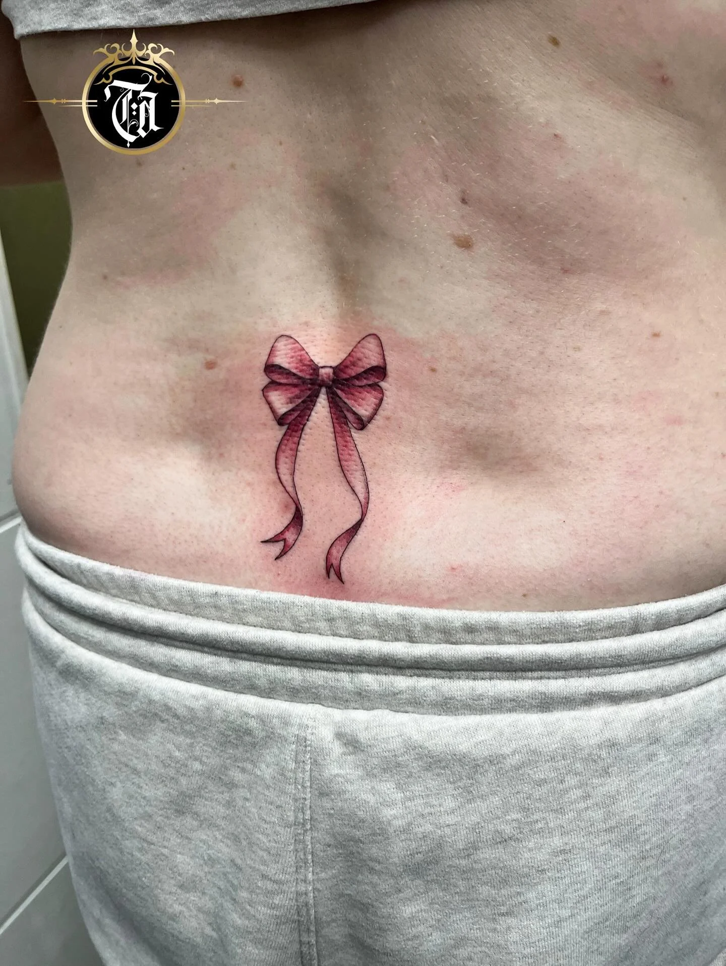 Pretty, Lower Back Tattoo 🎀💕

⚜️

@inkandescent.tattoos 

⚜️

Sponsored by:
◾️ @kwadron 
◾️ @dragonhawkofficial 
◾️ @dragonhawktattoos 

#tattoo #tattooing #tattoos #tattooed #bow #bows #tattooartist #artist #art #tattooshop #tattoostudio #artistic