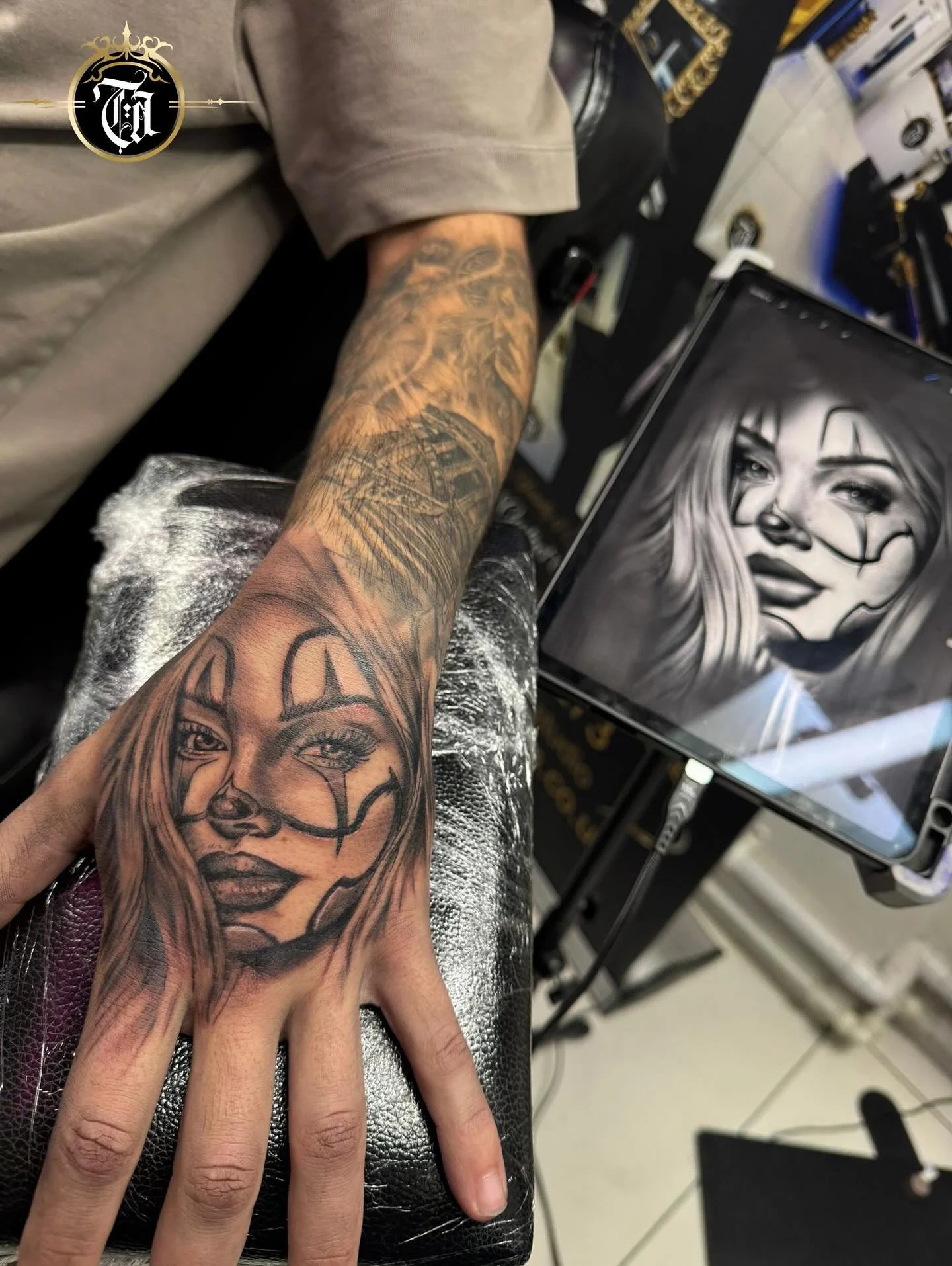 Chicano Style Tattoo 🙏

⚜️

@inkdbymaz 

⚜️

Sponsored by:
◾️ @kwadron 
◾️ @dragonhawkofficial 
◾️ @dragonhawktattoos 

#tattoo #tattooing #tattoos #tattooed #chicano #chicanotattoo #tattooartist #artist #art #tattooshop #tattoostudio #artistic #por