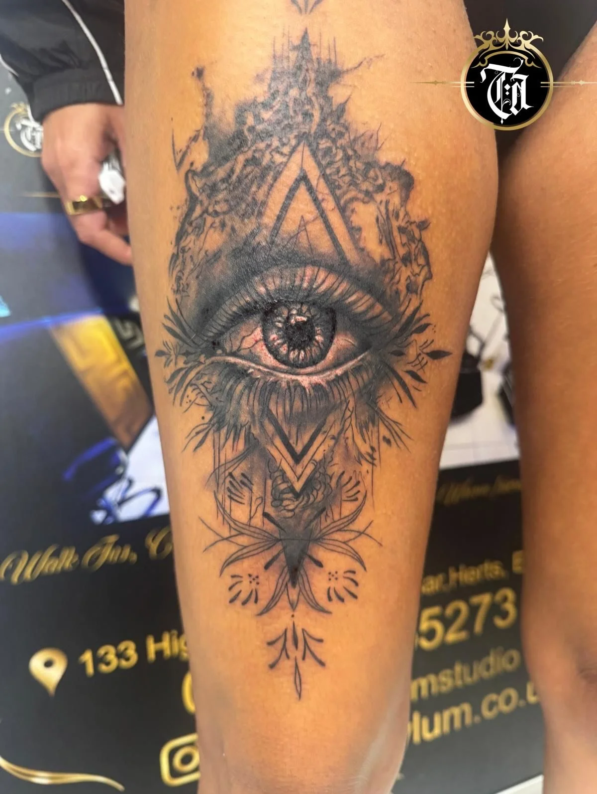 Inky style ornate eye designs

⚜️

@inkdbymaz 

⚜️

Sponsored by:
◾️ @kwadron 
◾️ @dragonhawkofficial 
◾️ @dragonhawktattoos 

#tattoo #tattooing #tattoos #tattooed #eye #eyetattoo #tattooartist #artist #art #tattooshop #tattoostudio #artistic #legta