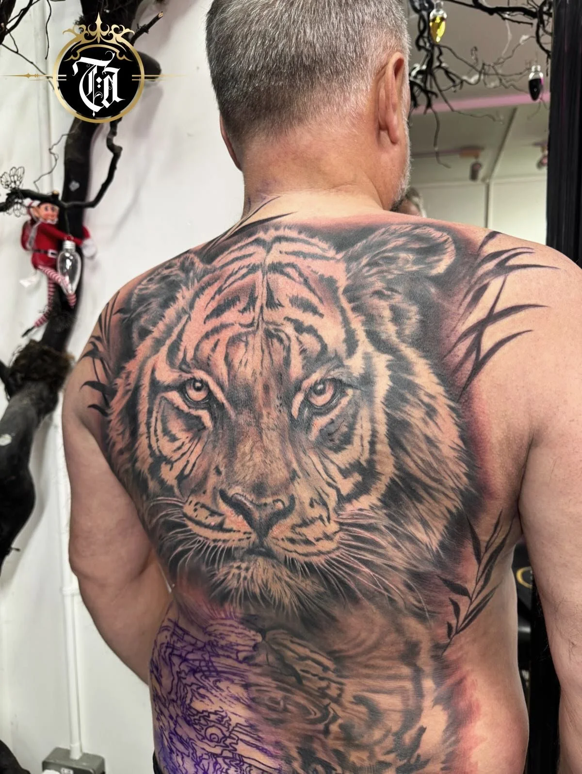 One more sesh to go on this tiger piece 👏

⚜️

@inkdbymaz 

⚜️

Make sure you swipe for video 👉🎥

Sponsored by:
◾️ @kwadron 
◾️ @dragonhawkofficial 
◾️ @dragonhawktattoos 

#tattoo #tattooing #tattoos #tattooed #tattooartist